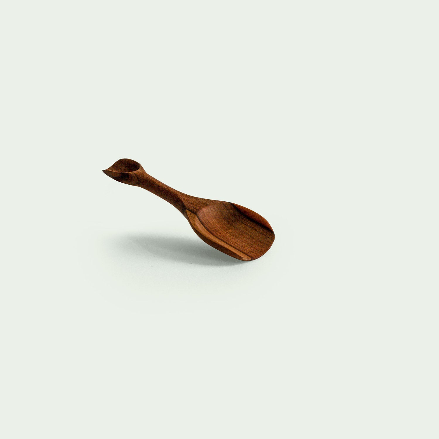 Handgefertigte Salzschaufel aus Elsbeere, nachhaltig produziert, mit ergonomischem Design.