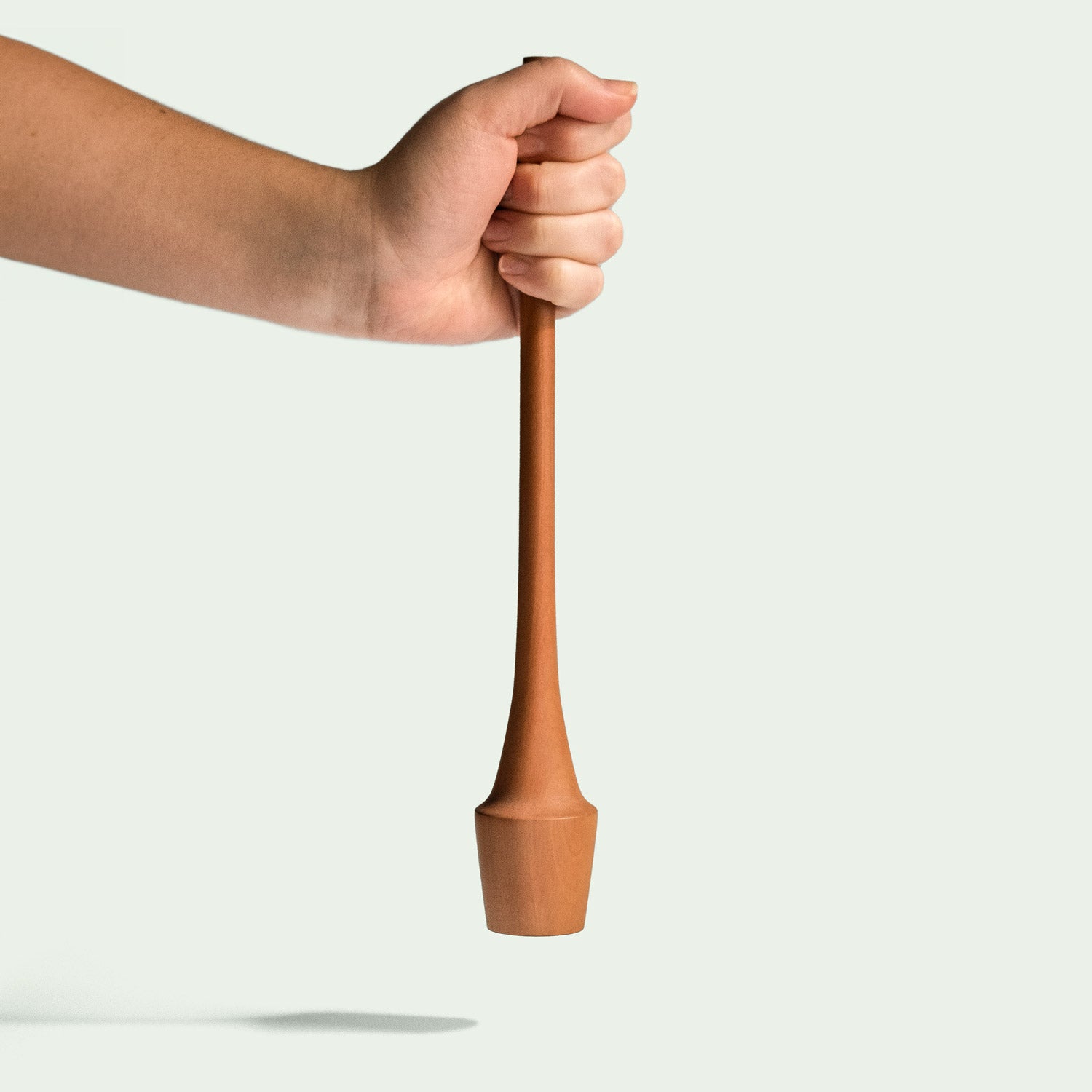 Ein Kartoffelstampfer aus der Serie "Elsbeere" wird in der Hand gehalten, um die Größe und Ergonomie zu zeigen.