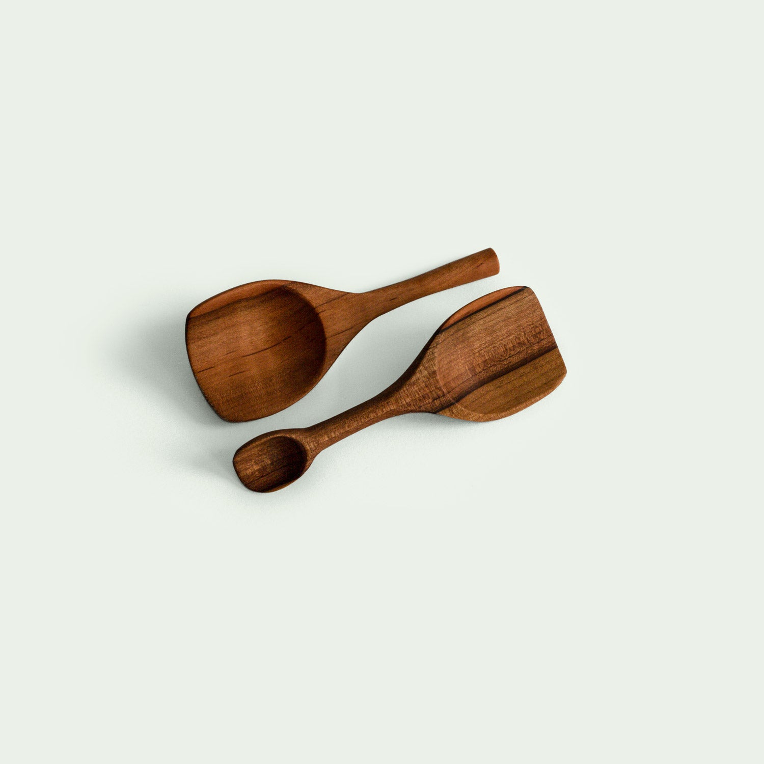 Zwei handgefertigte Salzschaufeln aus Elsbeere, doppelseitige Ansicht, nachhaltig produziert, mit ergonomischem Design.