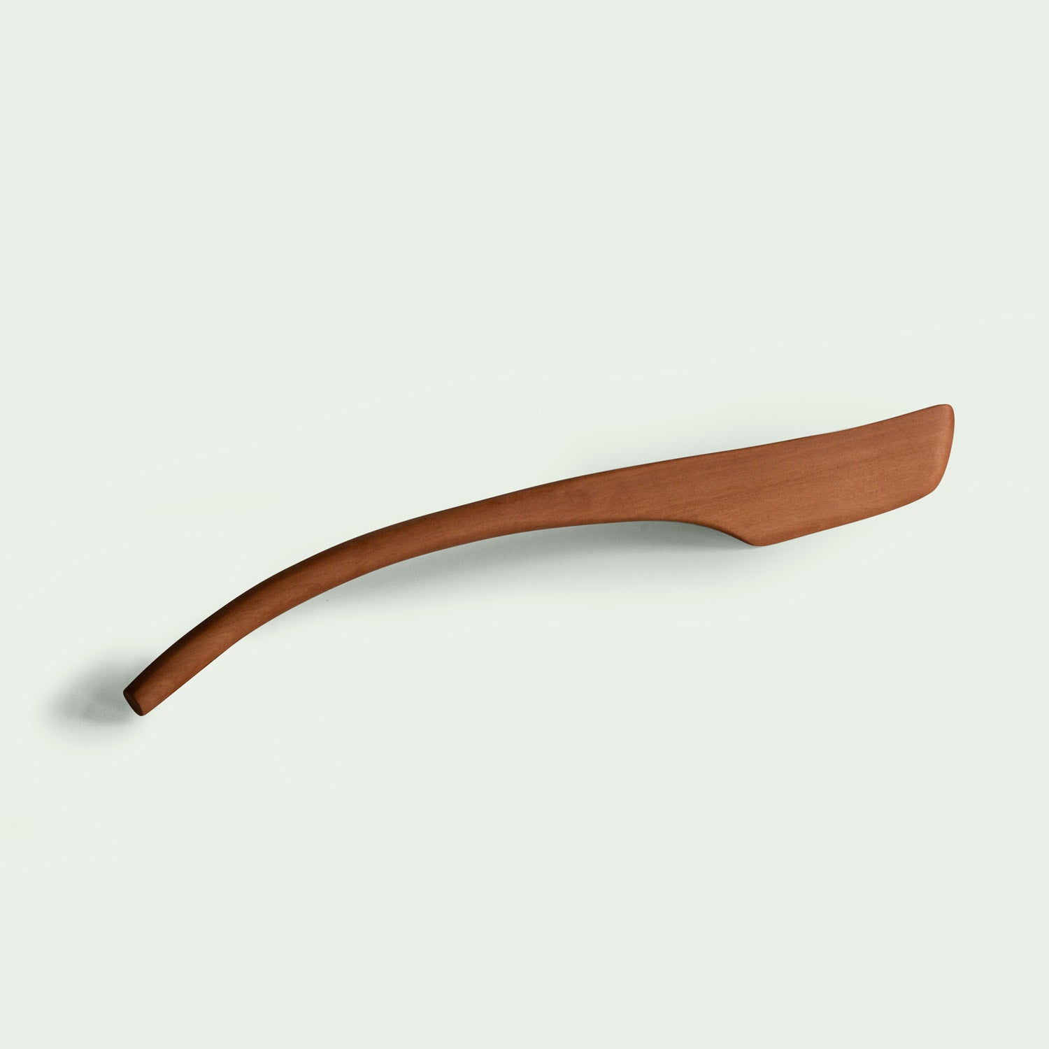 Handgefertigtes Buttermesser aus Elsbeere, nachhaltig produziert, diagonale Ansicht.