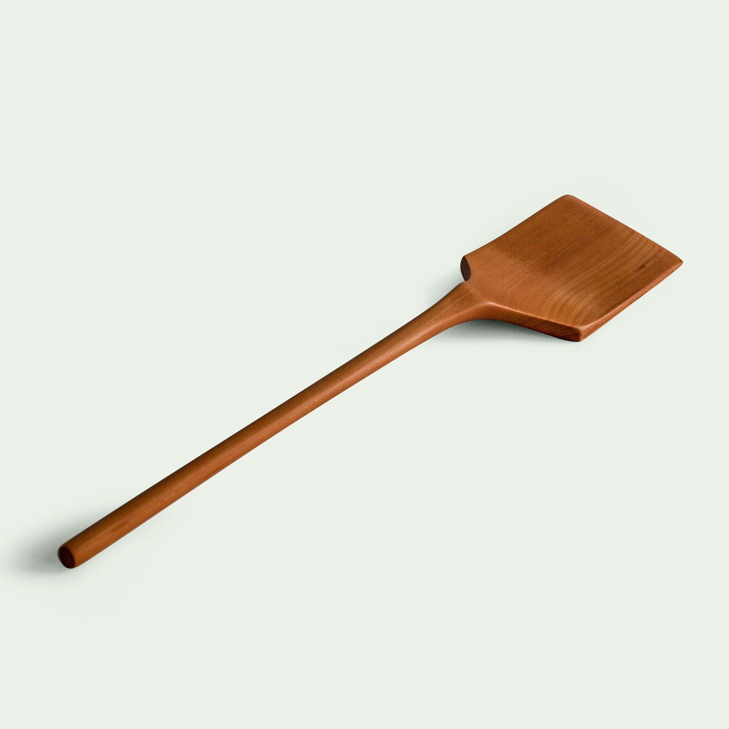 Pfannenwender aus Elsbeere, handgefertigt aus nachhaltigen Hölzern, ressourcenschonend produziert, liegend, diagonale Ansicht.