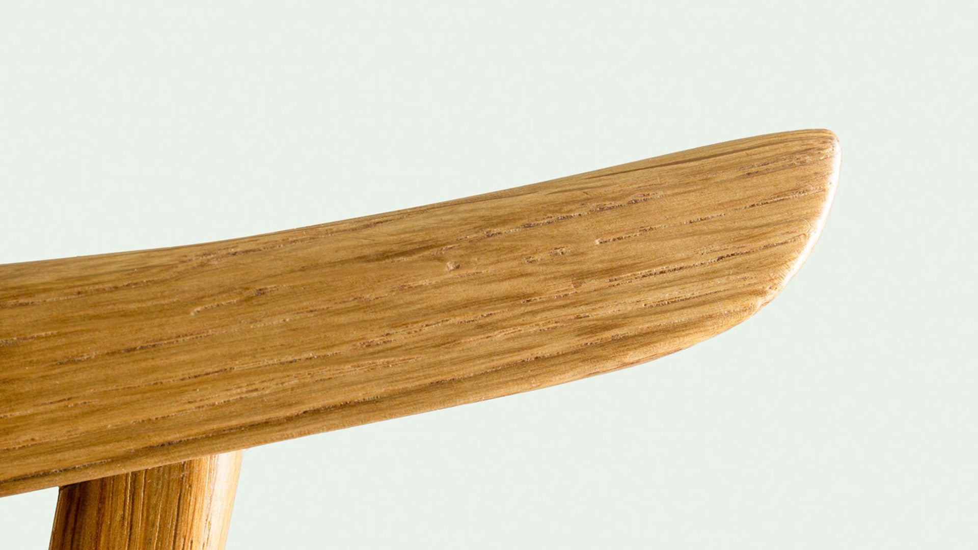 Detailaufnahme der Stuhllehne vom Stuhl Norderney, einem handgefertigten Eichenholz Stuhl von der Marke mimikry aus Leipzig, querformat