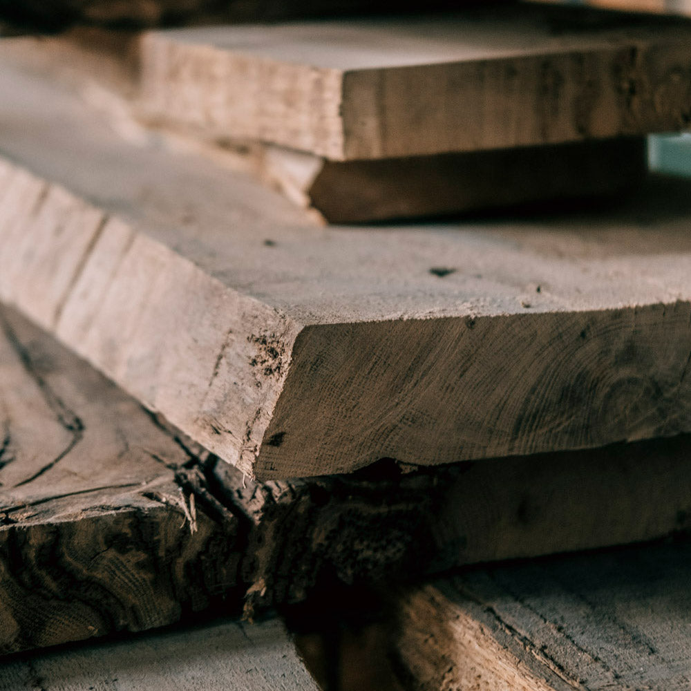 Eingelagertes Massivholz für Möbelbau – sorgfältig getrocknete Bohlen im Holzlager der Schreinerei Leipzig