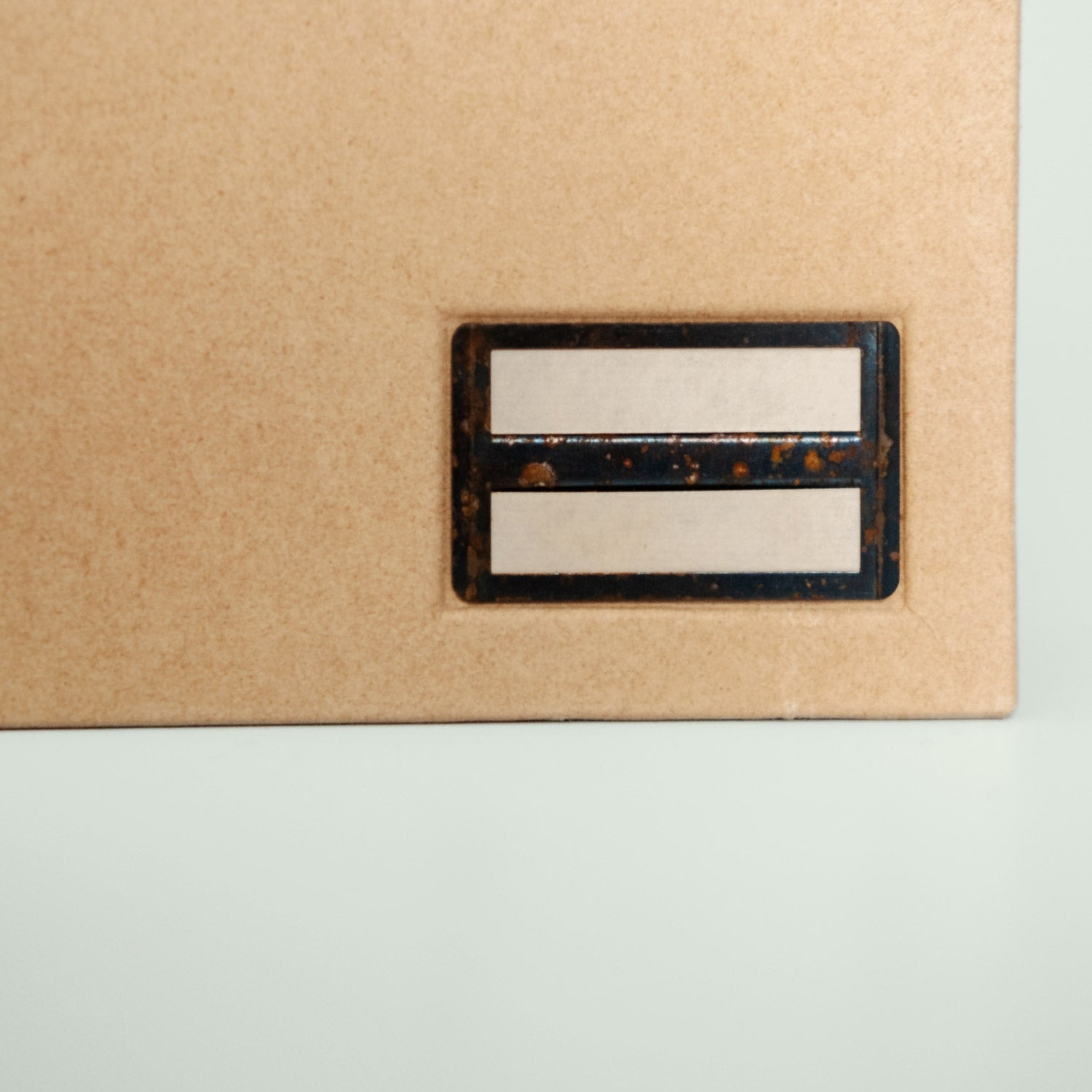 Nahaufnahme eines Etikettenrahmens auf einem Notizbuch mit technischem Zeichnungsdesign.