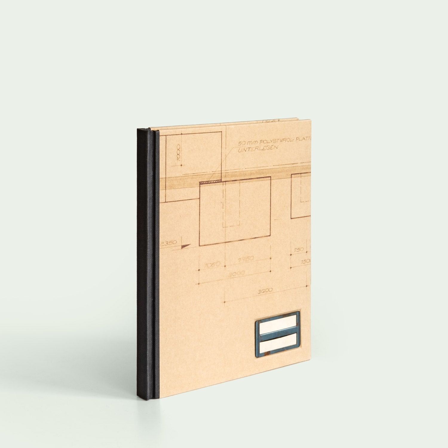 Ein einzelnes Notizbuch mit technischem Zeichnungsdesign, aufrecht stehend.