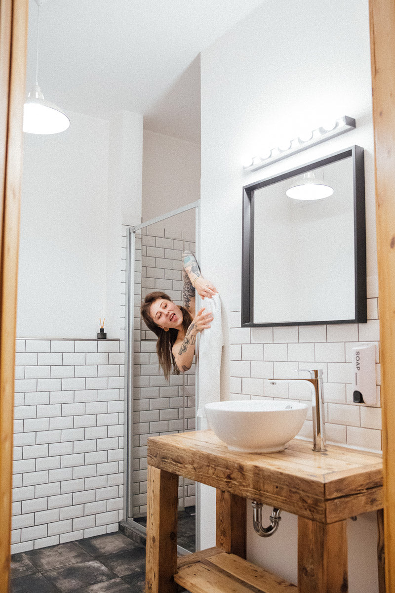 Maßgefertigter Waschbeckenunterschrank aus Holz im Multitude – minimalistisches Badmöbel aus Leipziger Möbeltischlerei