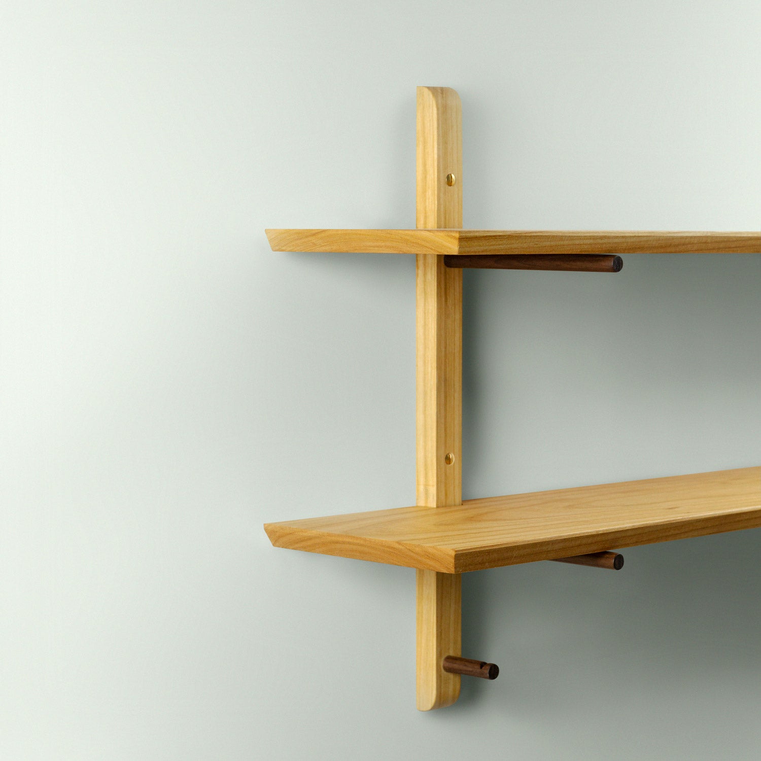 Diagonale Detailaufnahme vom Regal Ramona, gefertigt aus Kischholz und Elsbeere.