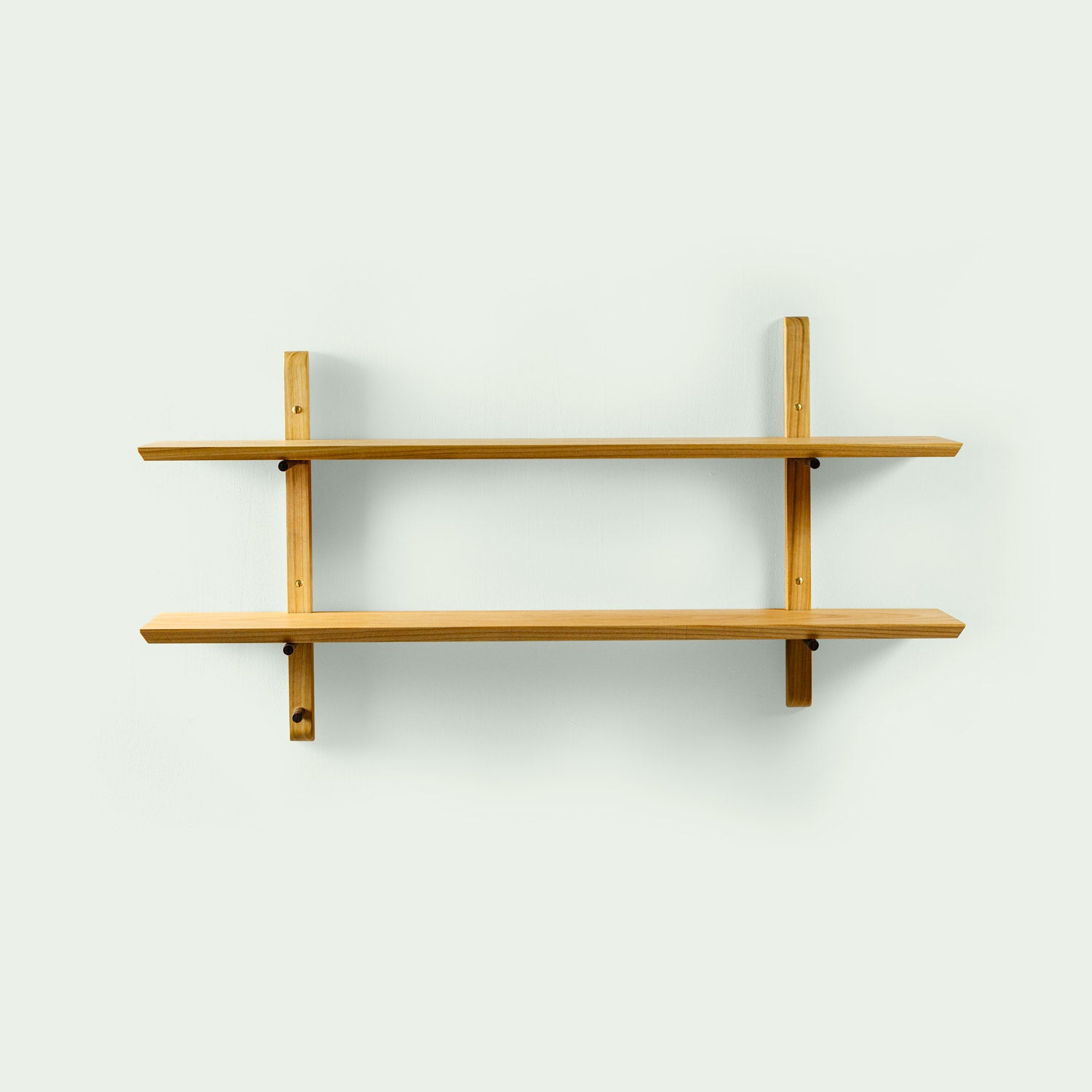 Frontale Aufnahme des Regal Ramona, gefertigt aus Kischholz und Elsbeere.