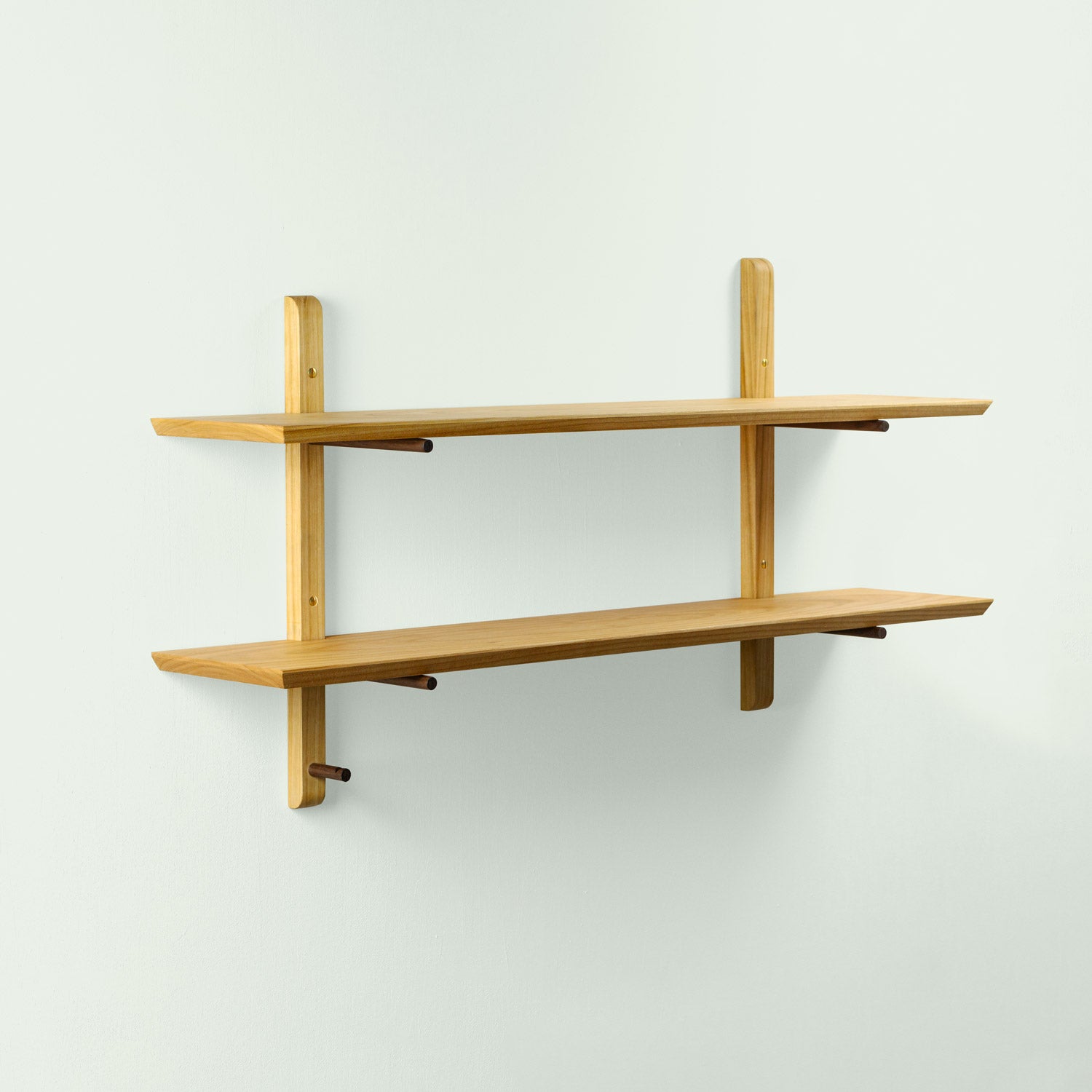 Schräge Ansicht von dem Regal Ramona, gefertigt aus Kirsche und Elsbeere