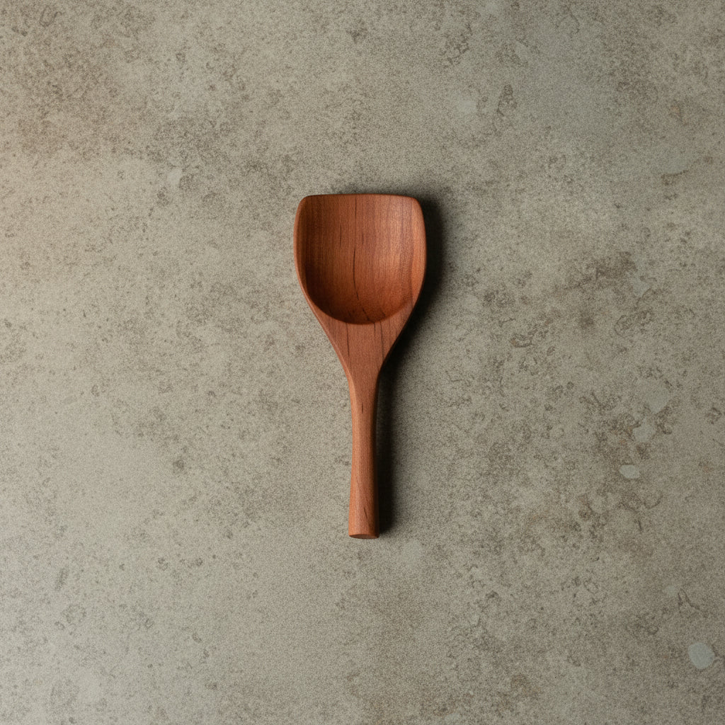 Handgefertigte Salzschaufel aus Elsbeeren Holz , liegend, nachhaltig produziert, in Serie Elsa erhältlich