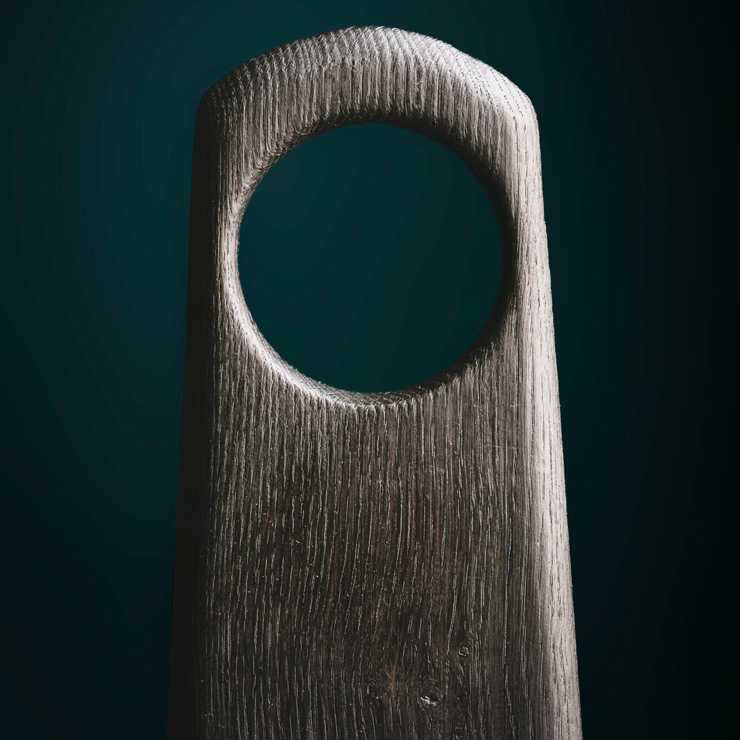 Japanisches Holzbrett in minimalistischer Form – Shou Sugi Ban Servierbrett mit Griffloch und feiner Abrundung