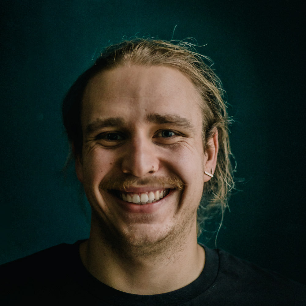 Portrait von Thorem Hartem lachend, Mitarbeiter von mimikry