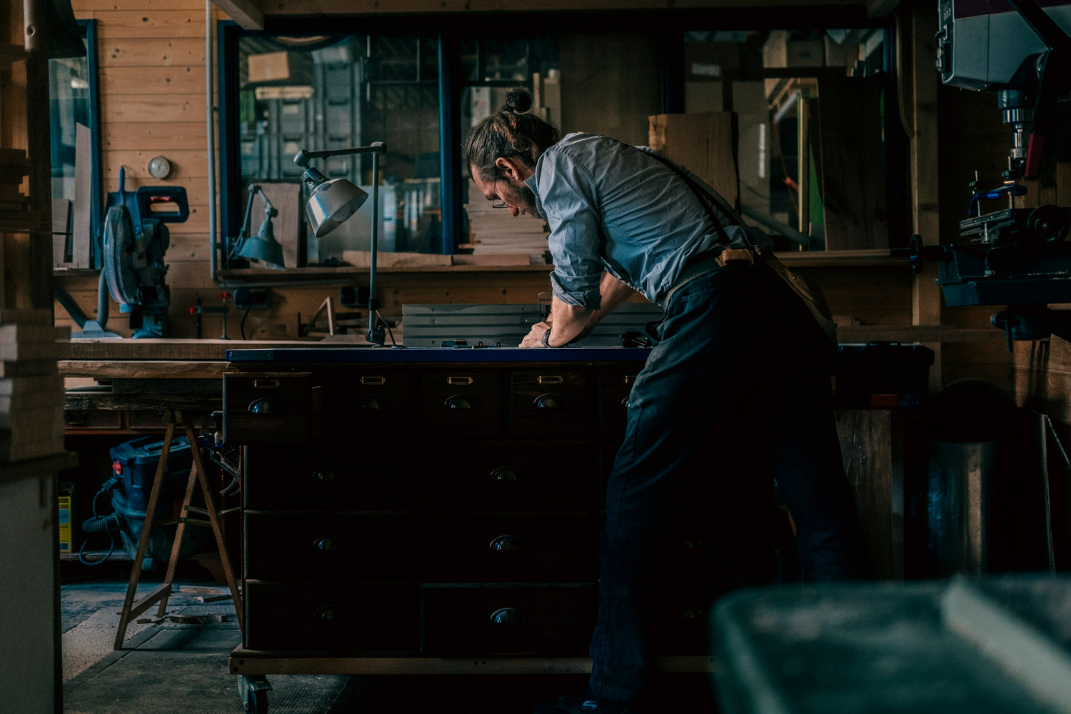 Aufarbeitung einer antiken Kommode aus Massivholz – Tischler bringt charaktervolles Möbelstück in Leipziger Werkstatt wieder zum Strahlen