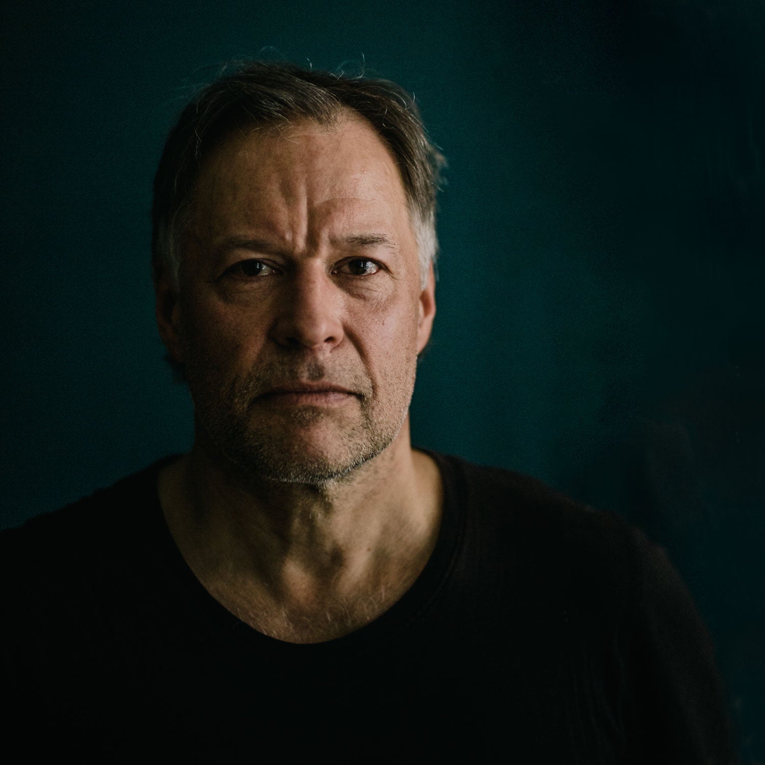 Ernstes Portrait von Torsten Franke, Designer und Instrumentenbauer aus Leipzig.