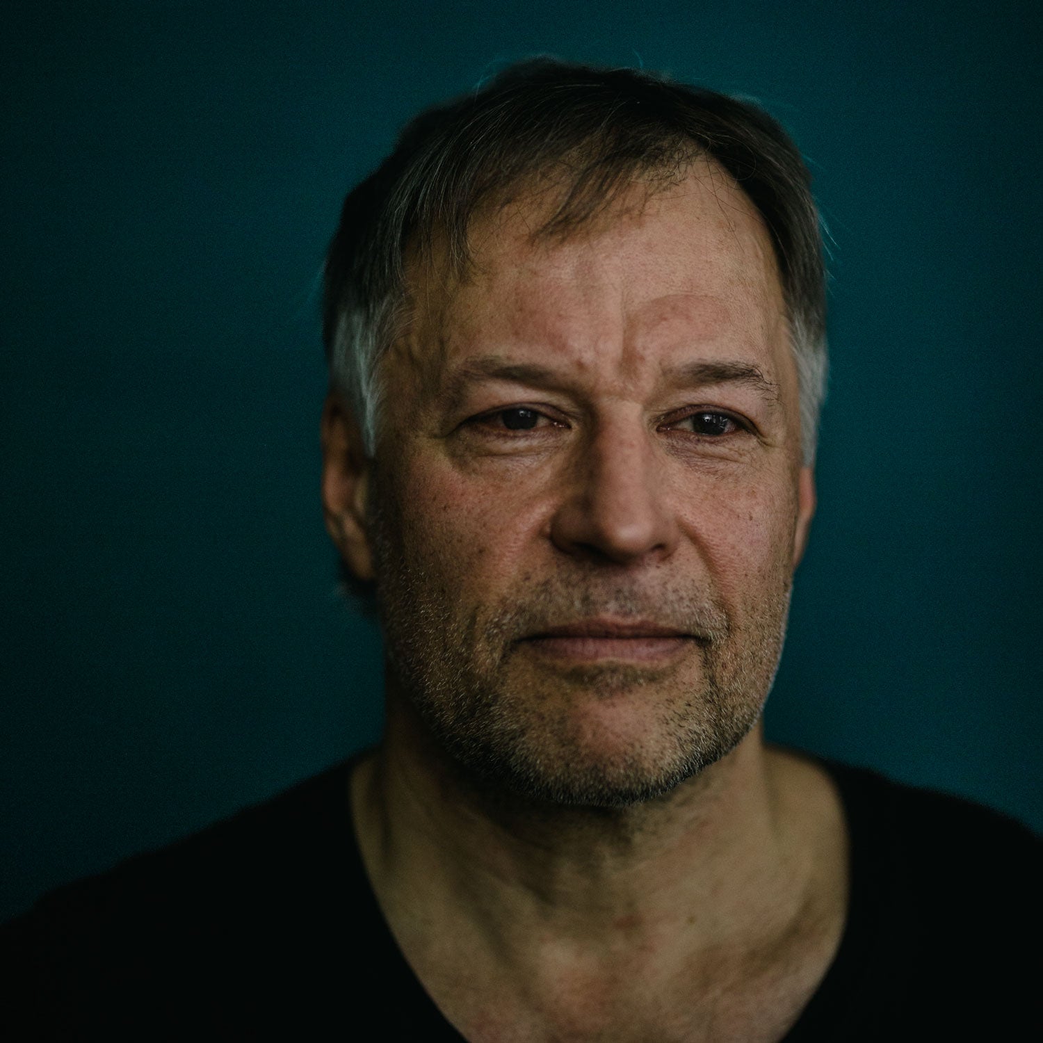 Atmospährisches Portrait von Torsten Franke, Designer und Instrumentenbauer aus Leipzig.