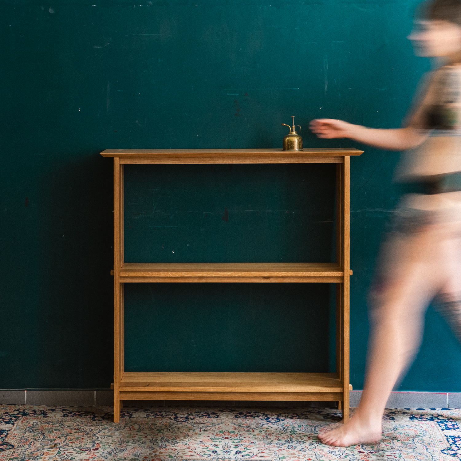 Wir sind stolz auf unser regionales Handwerk und setzen auf lokale Produktion, um hochwertige und nachhaltige Möbel herzustellen, die ein Leben lang halten.