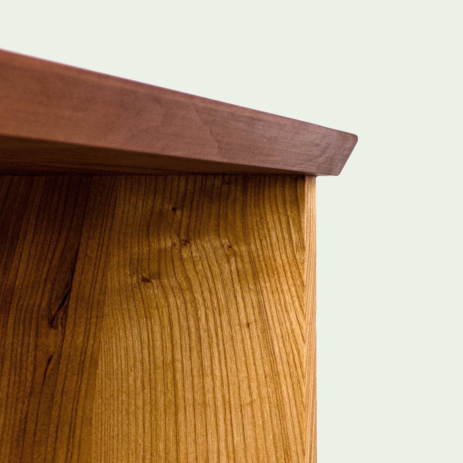 Flache Detailaufnahme der Ecke der Arbeitsplatte von Pult "Leku" gertigt aus Kirschholz und Elsbeere, von der Marke mimikry aus Leipzig