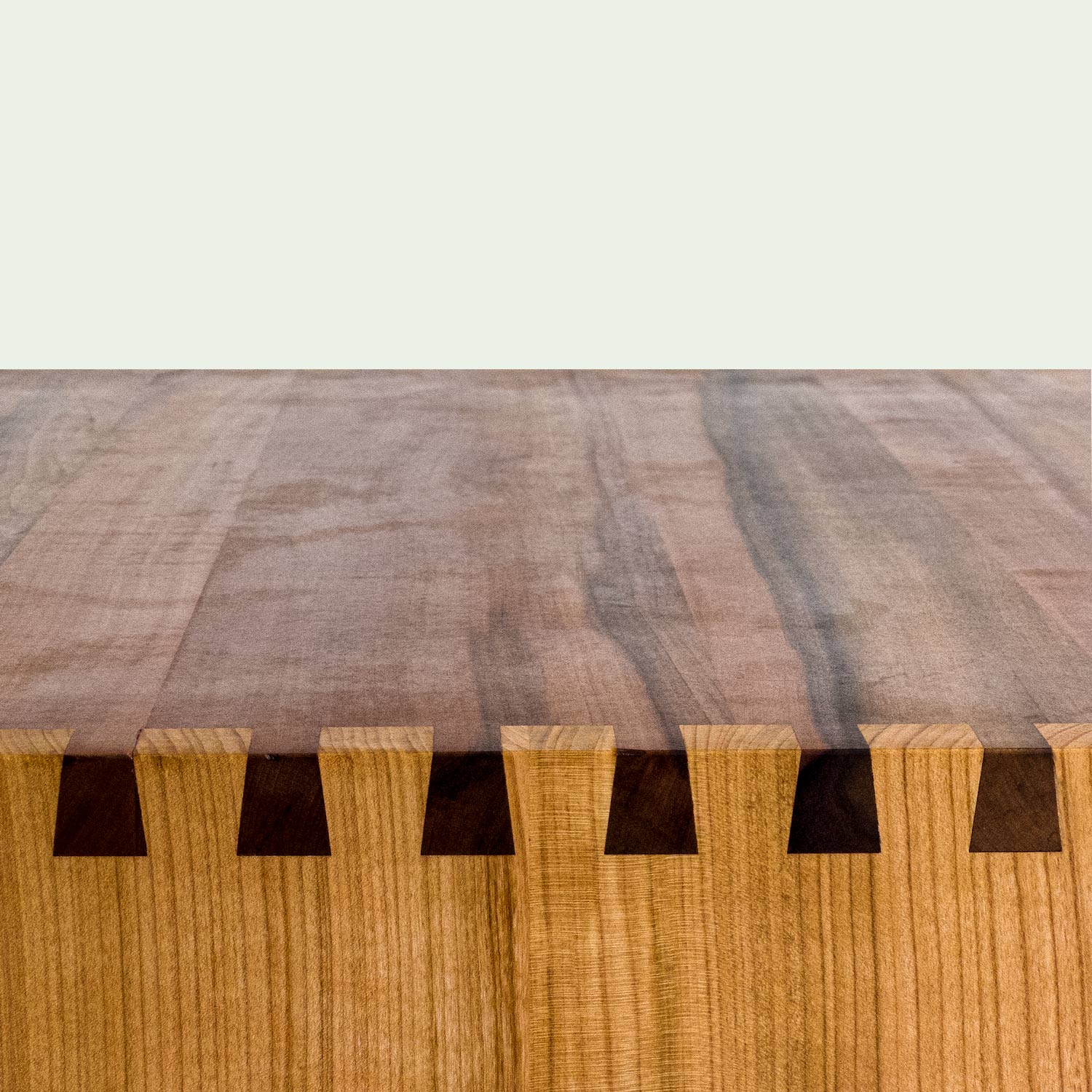 Schwalbenschwanzverbindungen mit starkem Kontrast zwischen Deckplatte und Seitenstehern