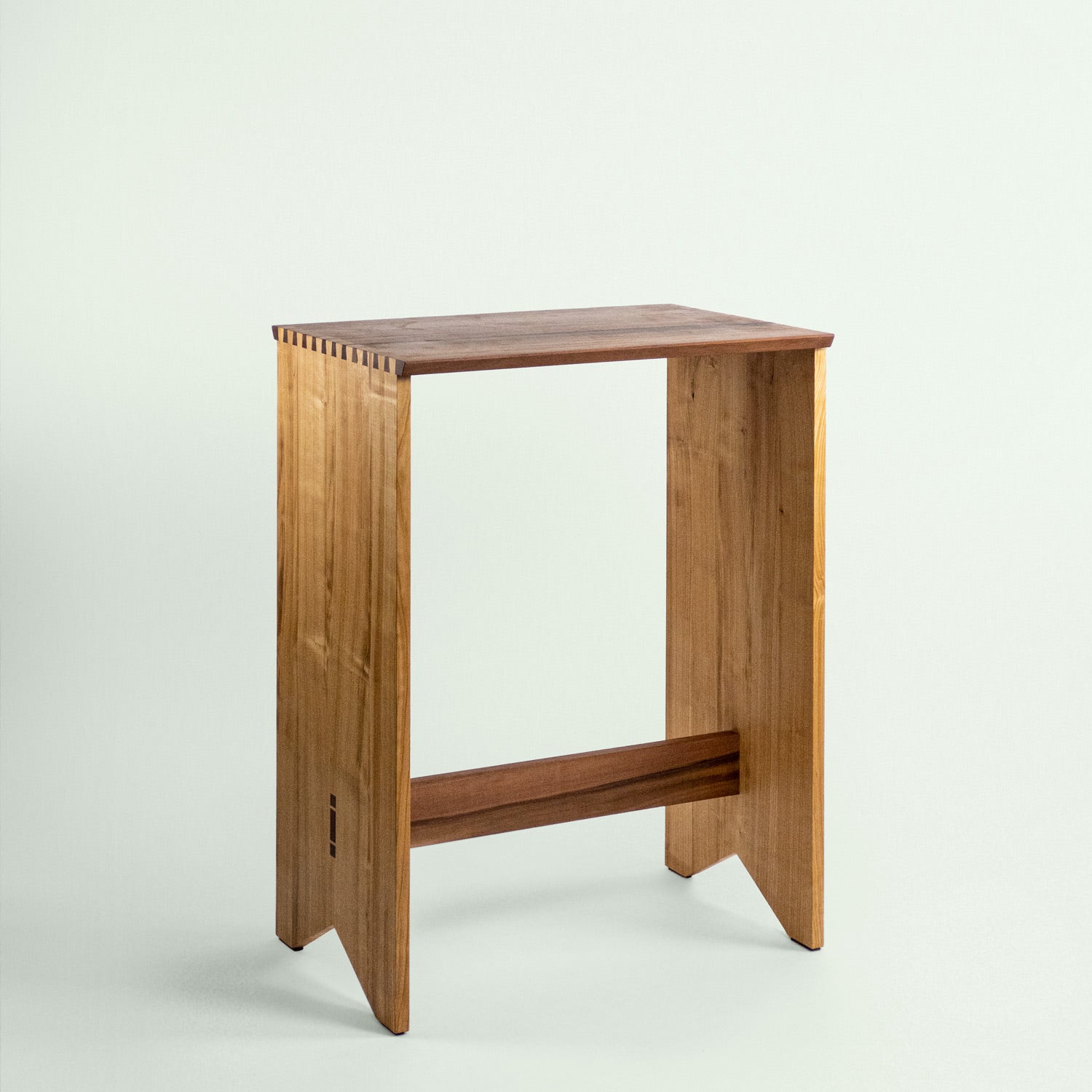 diagonale Ansicht von Pult "Leku" gertigt aus Kirschholz und Elsbeere, von der Marke mimikry aus Leipzig