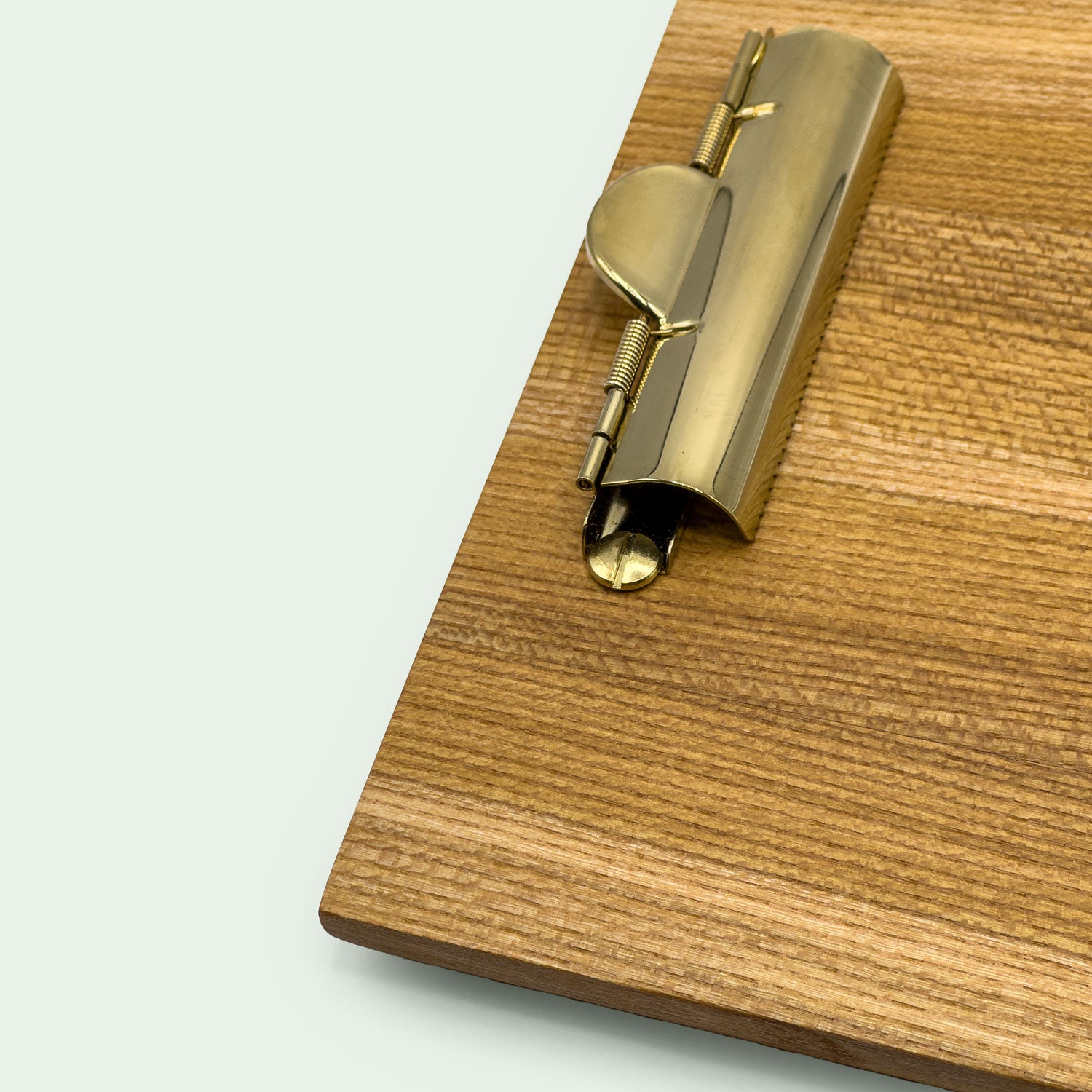 Diagonale Detailaufnahme der Ecke eines Klemmbrettes, gefertigt aus Eichenholz von der Marke mimikry in Leipzig