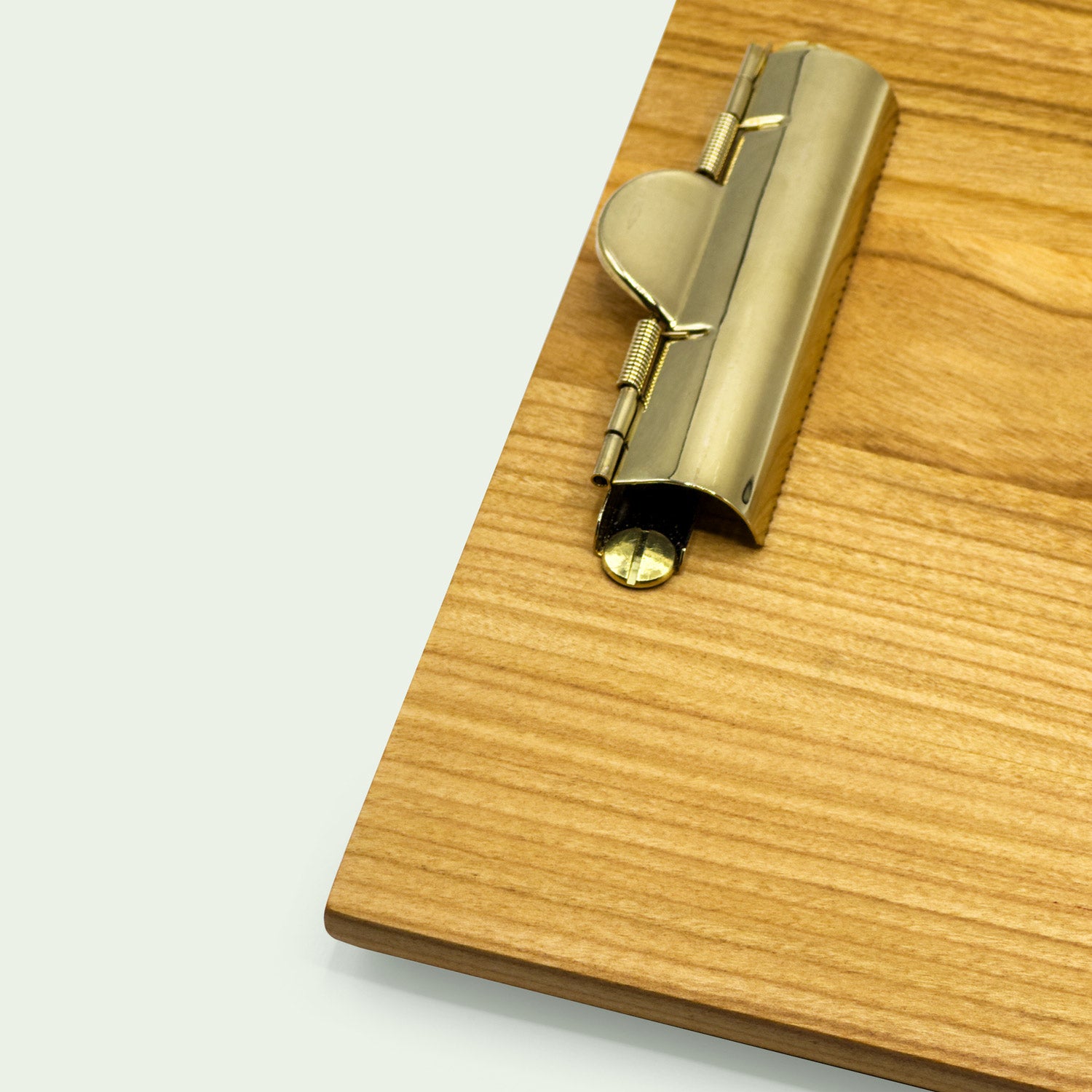 Diagonale Detailaufnahme der Ecke eines Klemmbrettes, gefertigt aus Kirschholz von der Marke mimikry in Leipzig