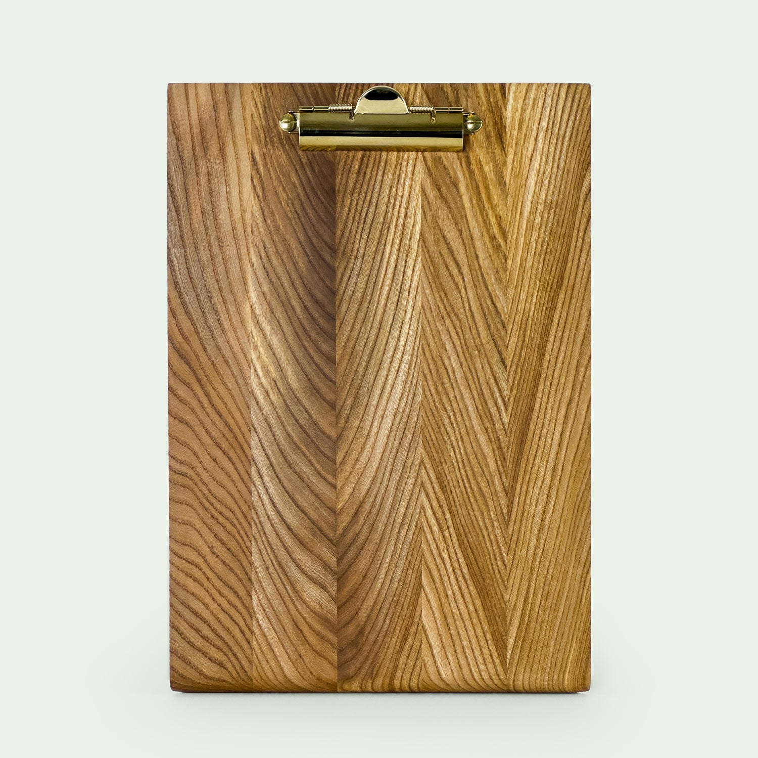 frontale Draufsicht auf ein von Klemmbrett, gefertigt aus Ulmenholz, mit Messingklemme, von der marke mimikry in Leipzig
