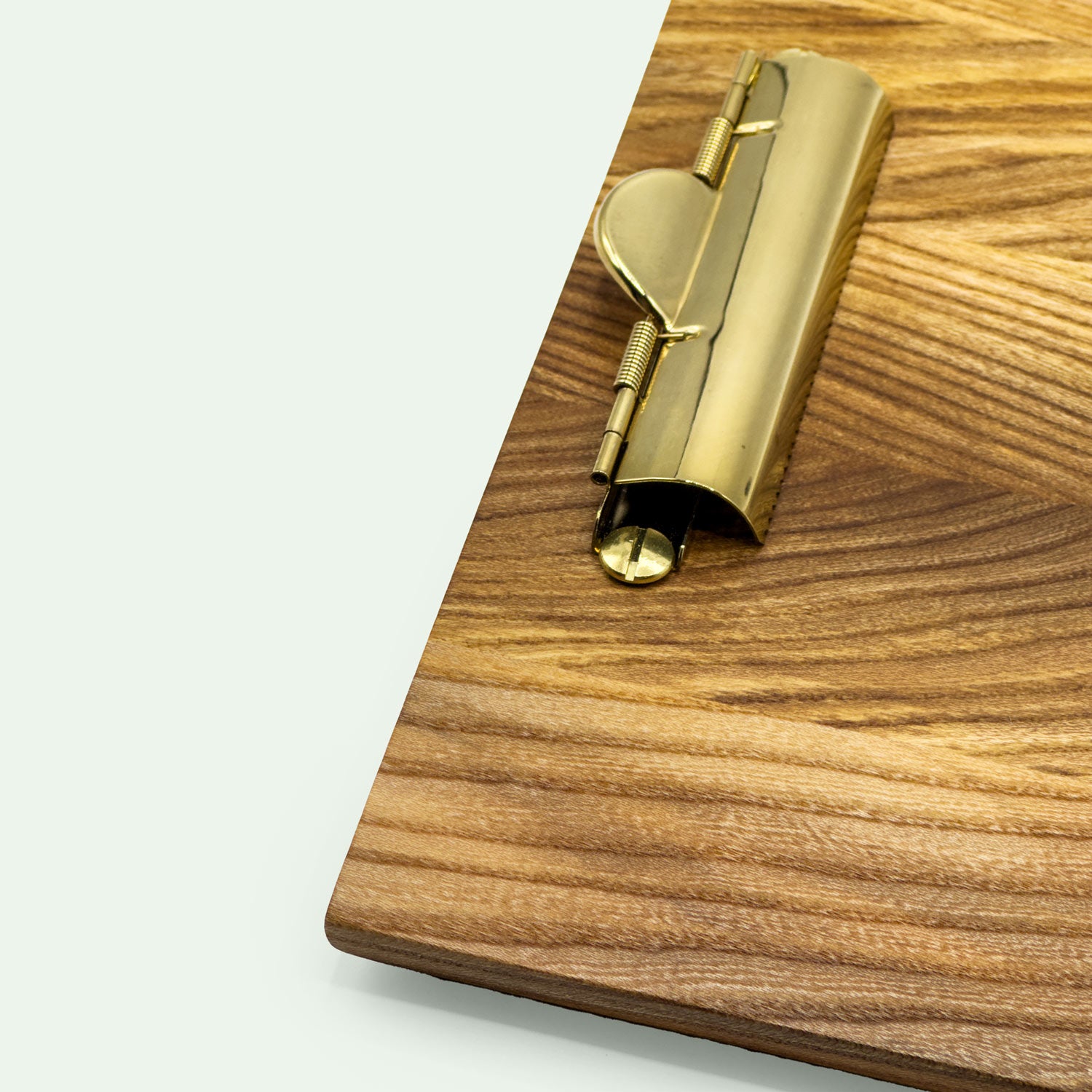 Diagonale Detailaufnahme der Ecke eines Klemmbrettes, gefertigt aus Ulmen von der Marke mimikry in Leipzig