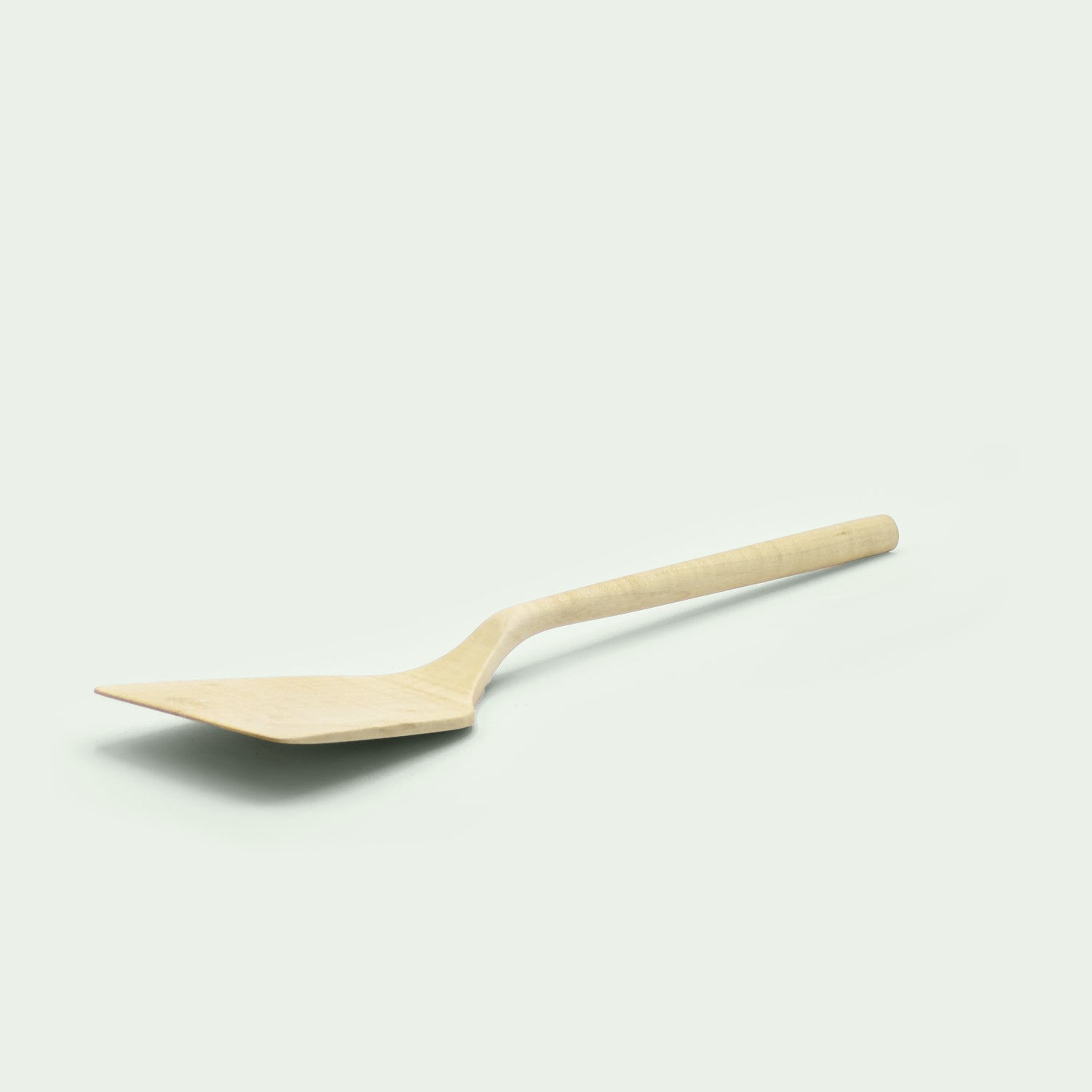 Diagonale Ansicht auf den liegenden Pfannenwender und Küchenhelfer, gefertigt aus Ahorn, Variante Schaufel