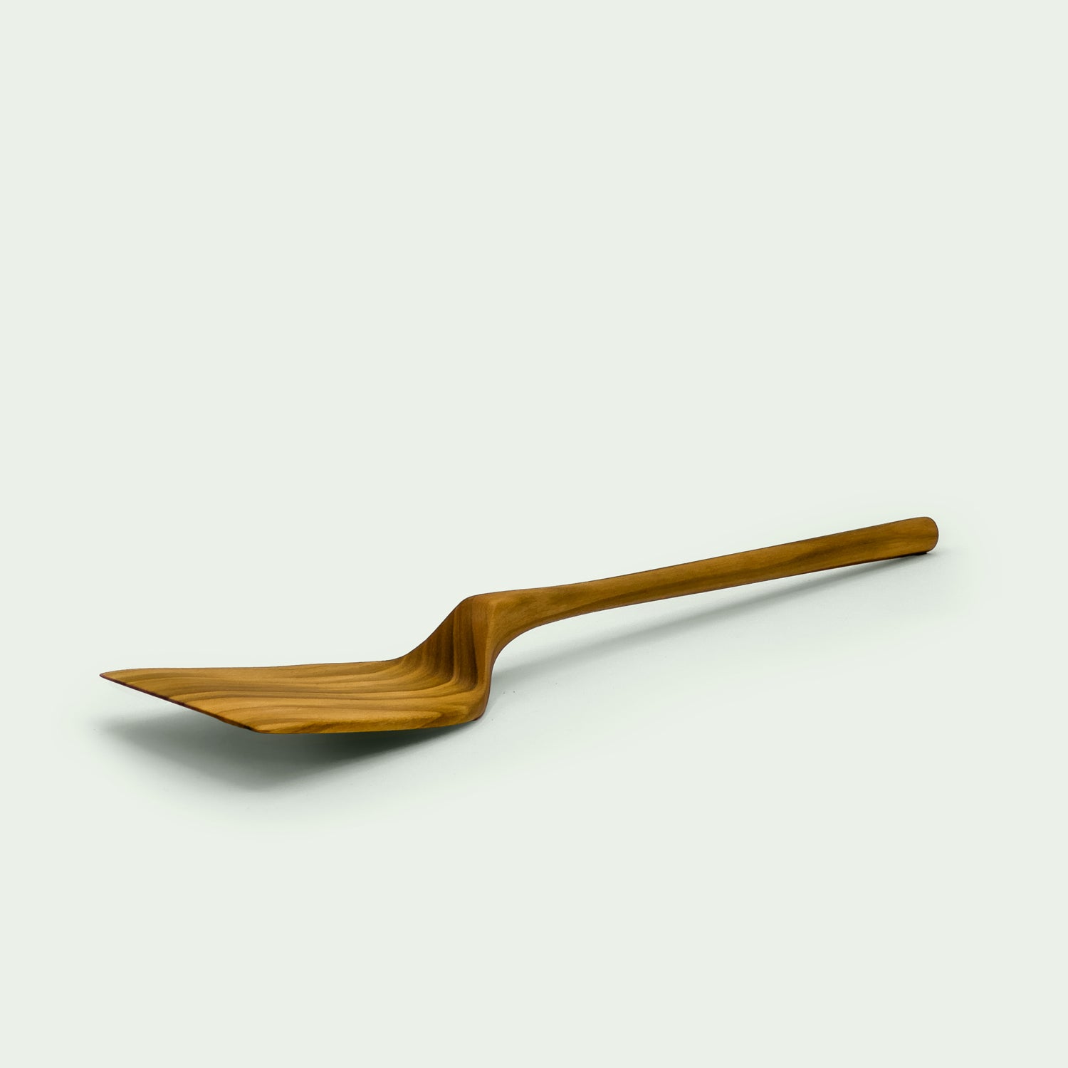 Diagonale Ansicht auf den liegenden Pfannenwender und Küchenhelfer, gefertigt aus Kirsche, Variante Schaufel