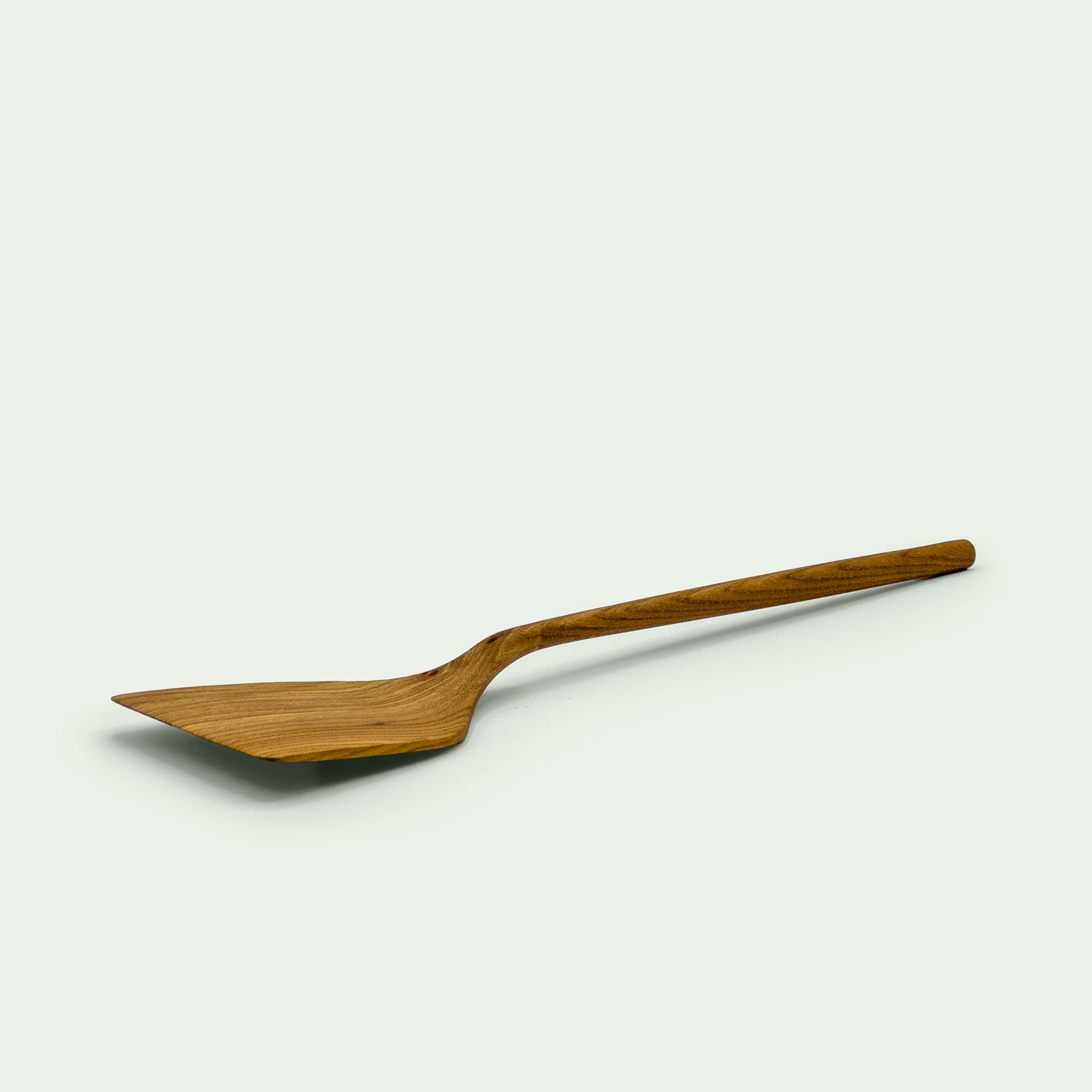 Diagonale Ansicht auf den liegenden Pfannenwender und Küchenhelfer, gefertigt aus Ulme, Variante Schaufel