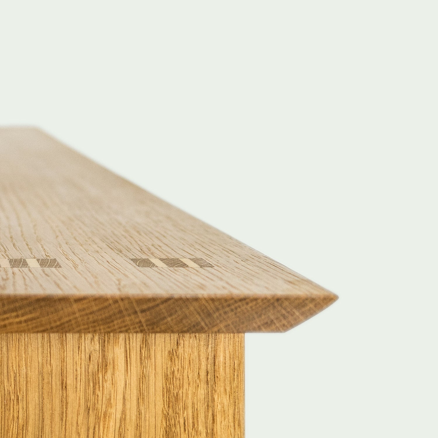 Detailaufnahme einer Ecke der Deckplatte von dem Regal