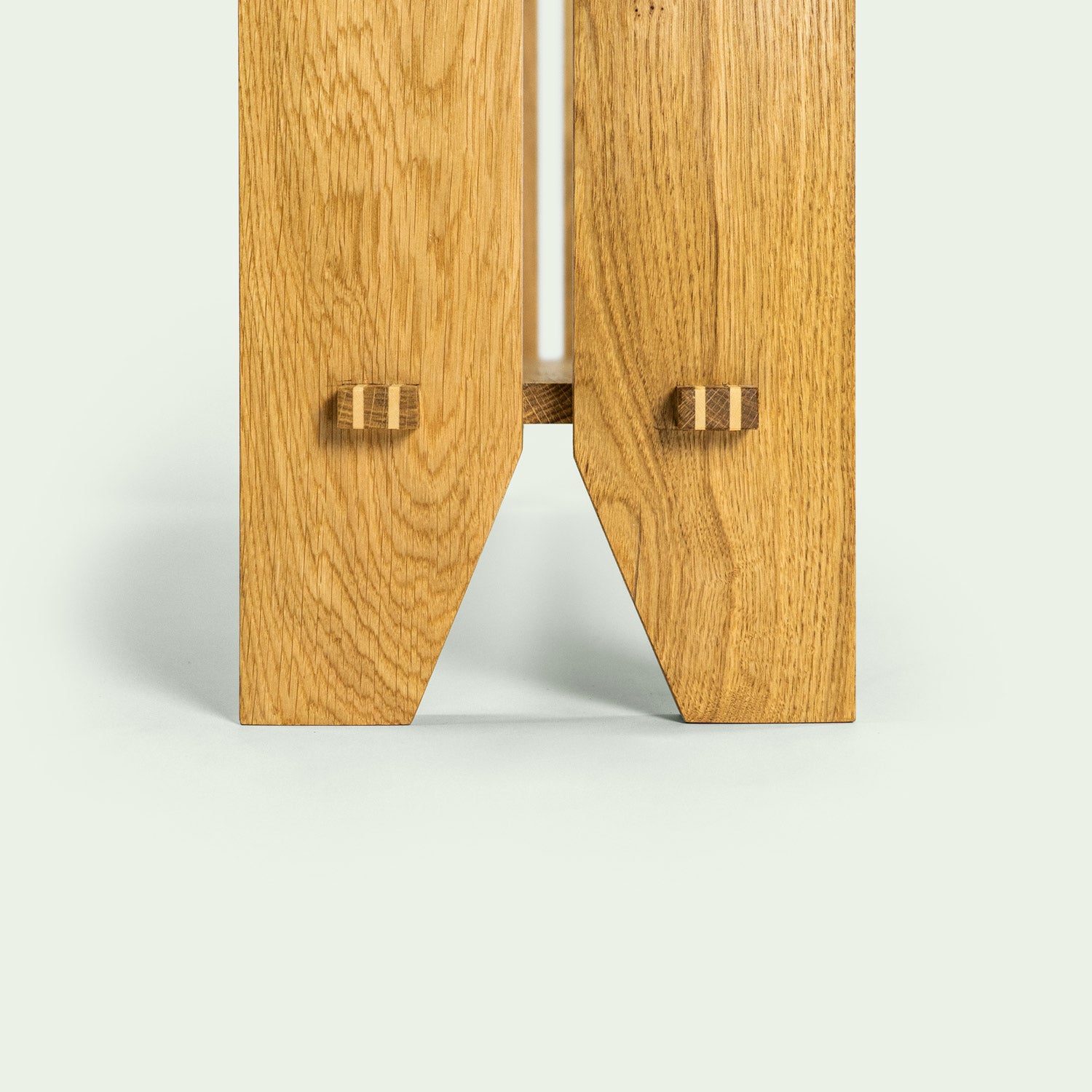 Detailaufnahme der durchgestemmten Zapfen von einem stehenden Regal der Marke mimikry aus Leipzig