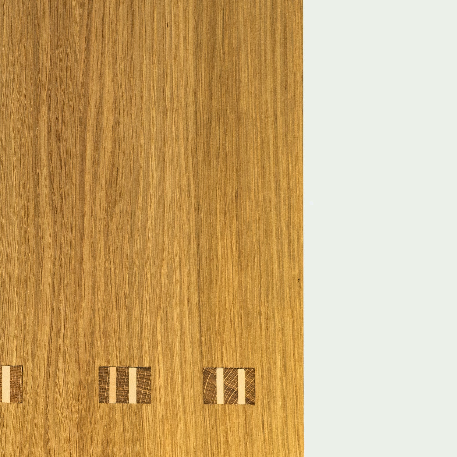 Detailaufnahme der durchgestemmten Zapfen von einem stehenden Regal der Marke mimikry aus Leipzig