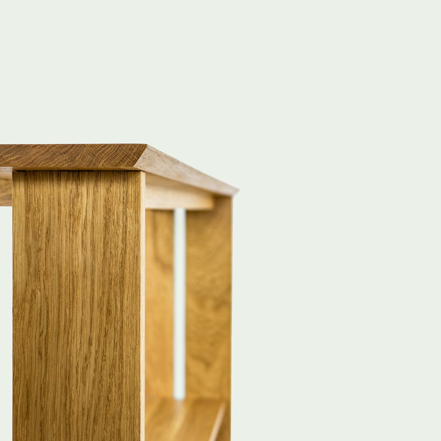 diagonale Detailaufnahme des Vollholz Regal, gefertigt aus Eichenholz