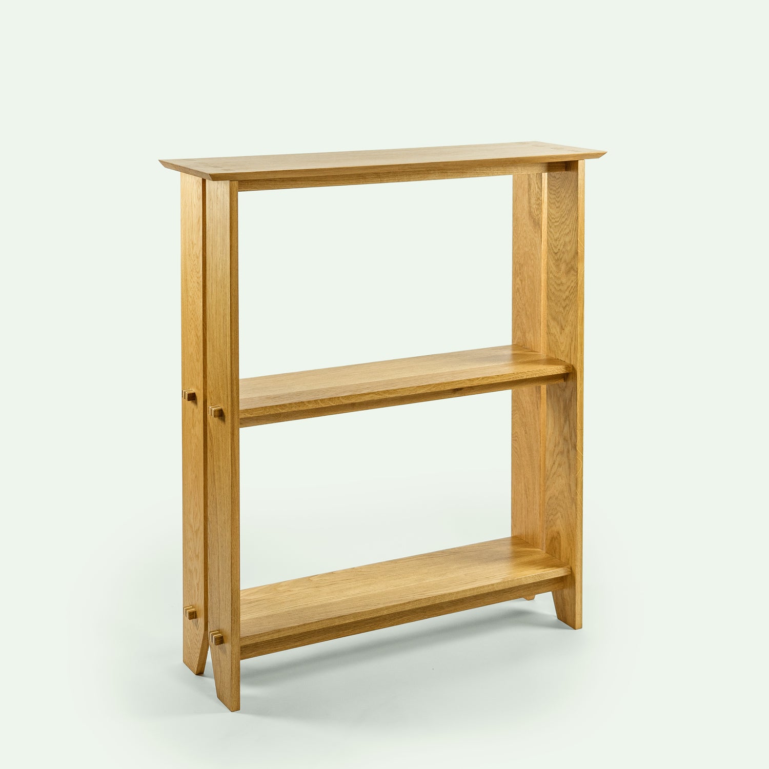 diagonale Sicht auf das Vollholz Regal, gefertigt aus Eichenholz