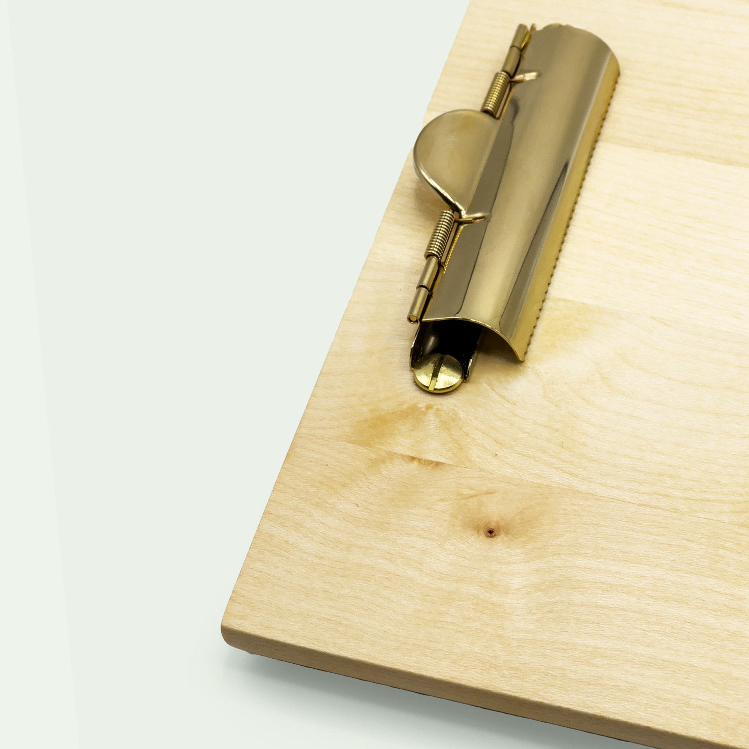 Diagonale Detailaufnahme der Ecke eines Klemmbrettes, gefertigt aus Ahornholz von der Marke mimikry in Leipzig