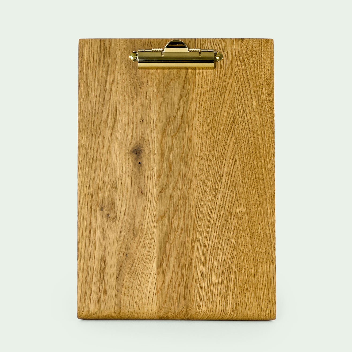 frontale Draufsicht auf ein von Klemmbrett, gefertigt aus Eichenholz, mit Messingklemme, von der marke mimikry in Leipzig