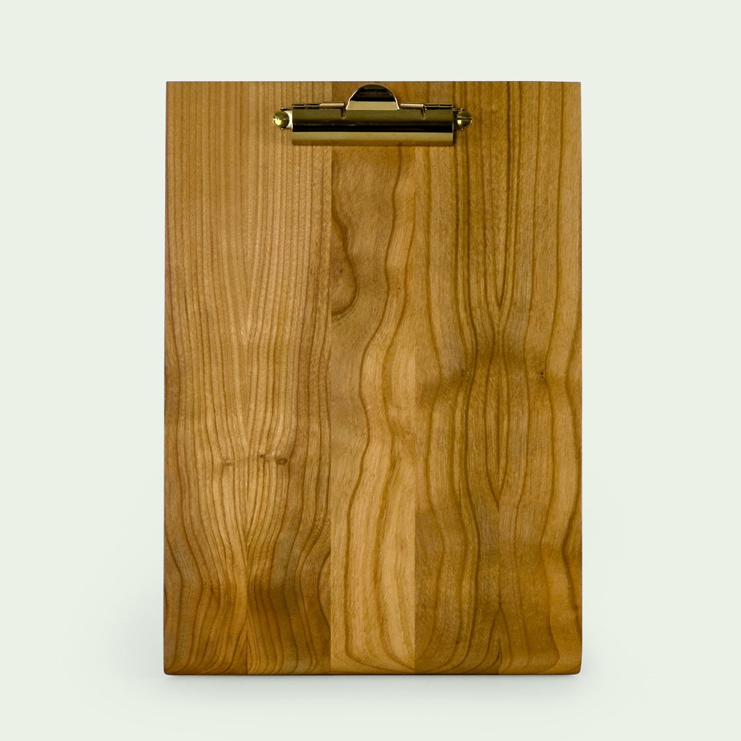 frontale Draufsicht auf ein von Klemmbrett, gefertigt aus Kirschholz, mit Messingklemme, von der marke mimikry in Leipzig