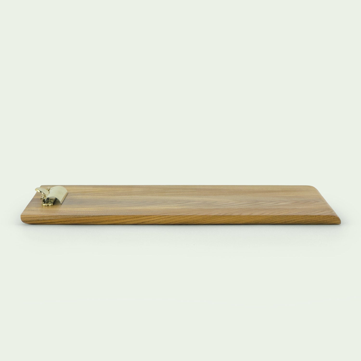 Handgefertigtes Klemmbrett aus Rüster mit Messingklemme von der Marke mimikry aus Leipzig