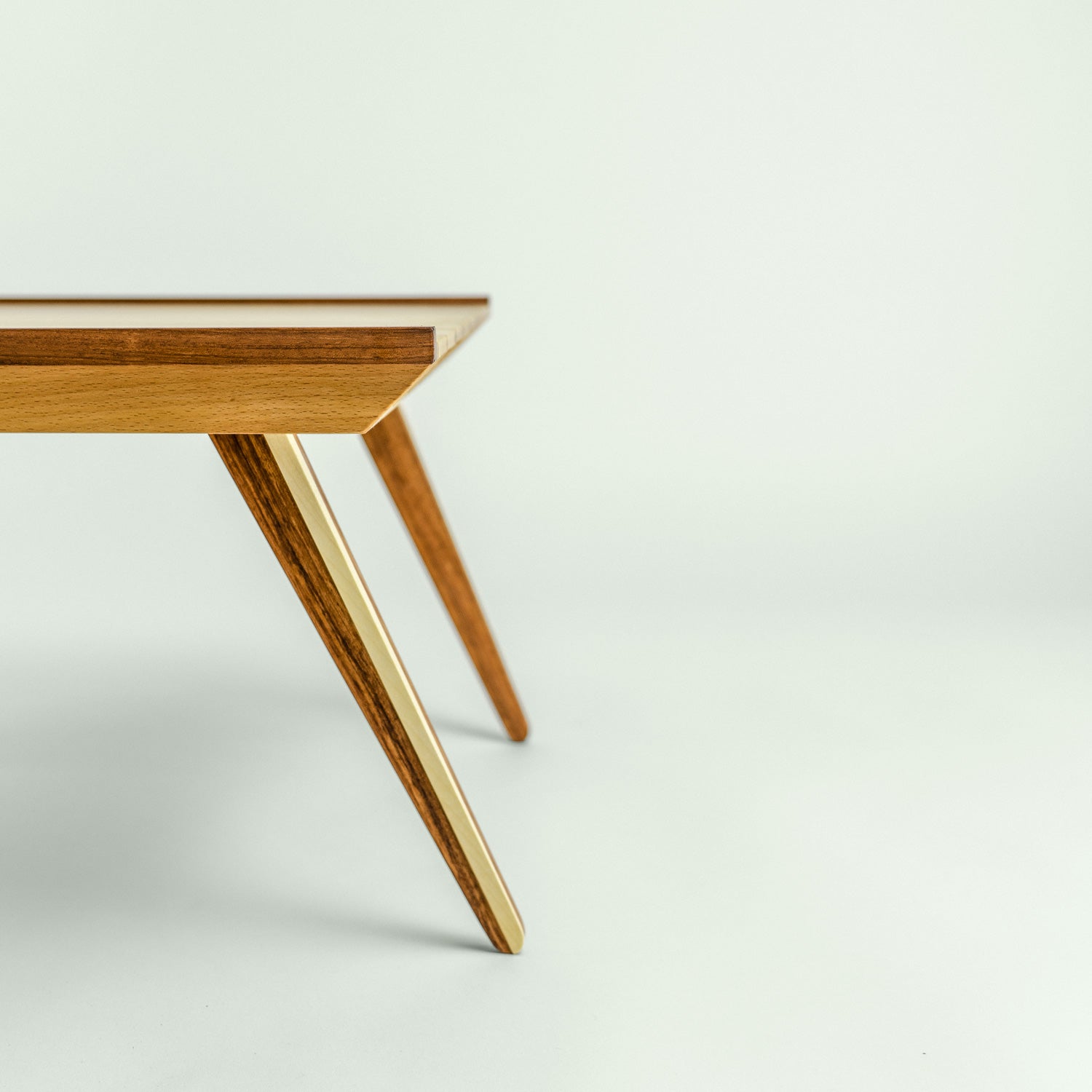 erspektivische Ansicht des höhenverstellbaren Tabletttischs aus Rotbuche, Weissbuche und Bubinga.