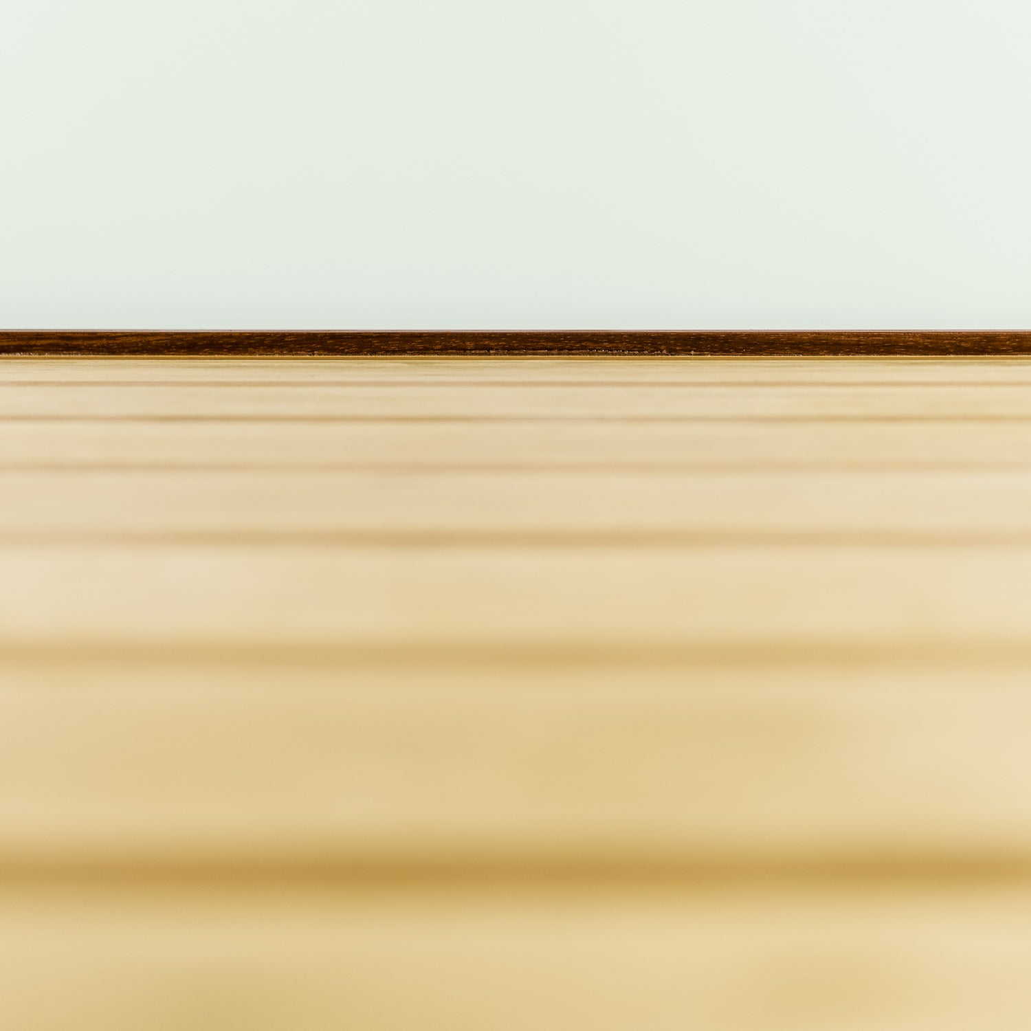 Höhenverstellbarer Tabletttisch aus Holz
