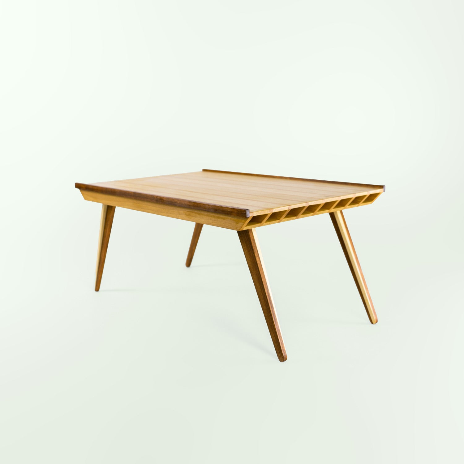 Höhenverstellbarer Tabletttisch aus Holz, gefertigt aus Resten von Rotbuche, Weissbuche und Bubinga.