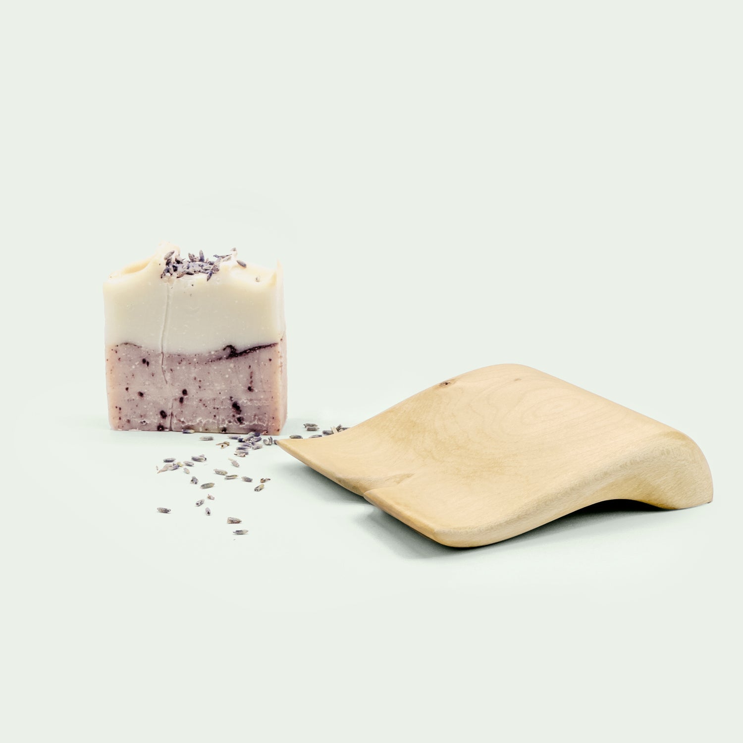 Seifenbrettchen aus Ahorn, zusammen mit einer Naturseife von Petricor