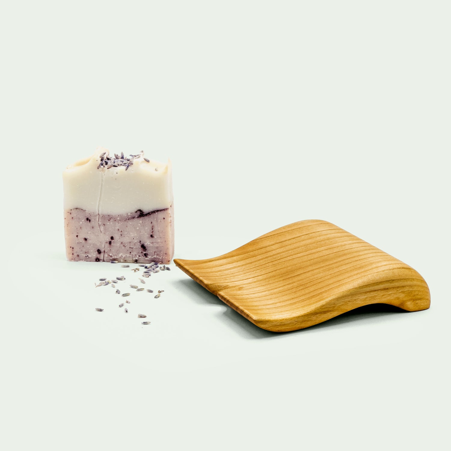 Seifenbrettchen aus Kirschholz, zusammen mit einer Naturseife von Petricor