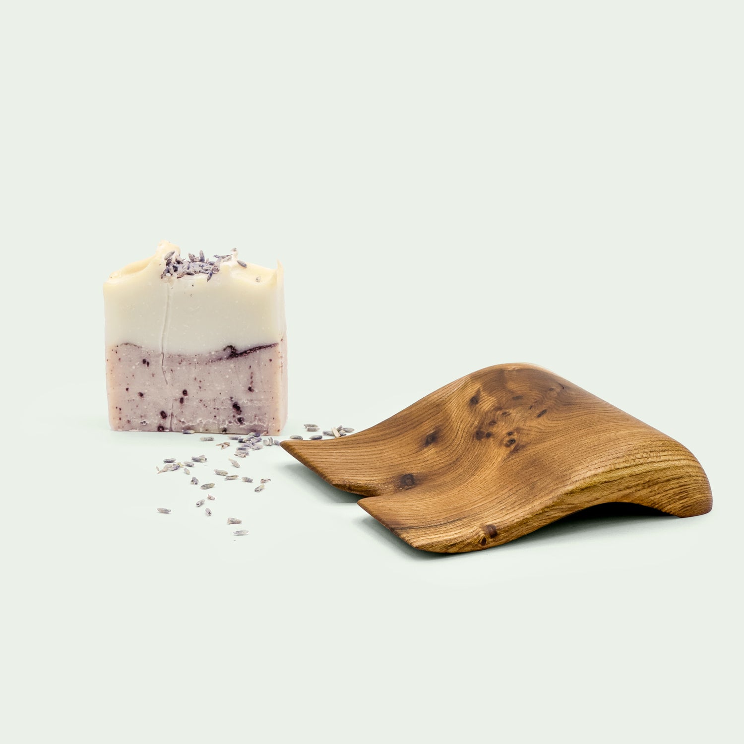 Seifenbrettchen aus Rüster, Ulme, zusammen mit einer Naturseife von Petricor