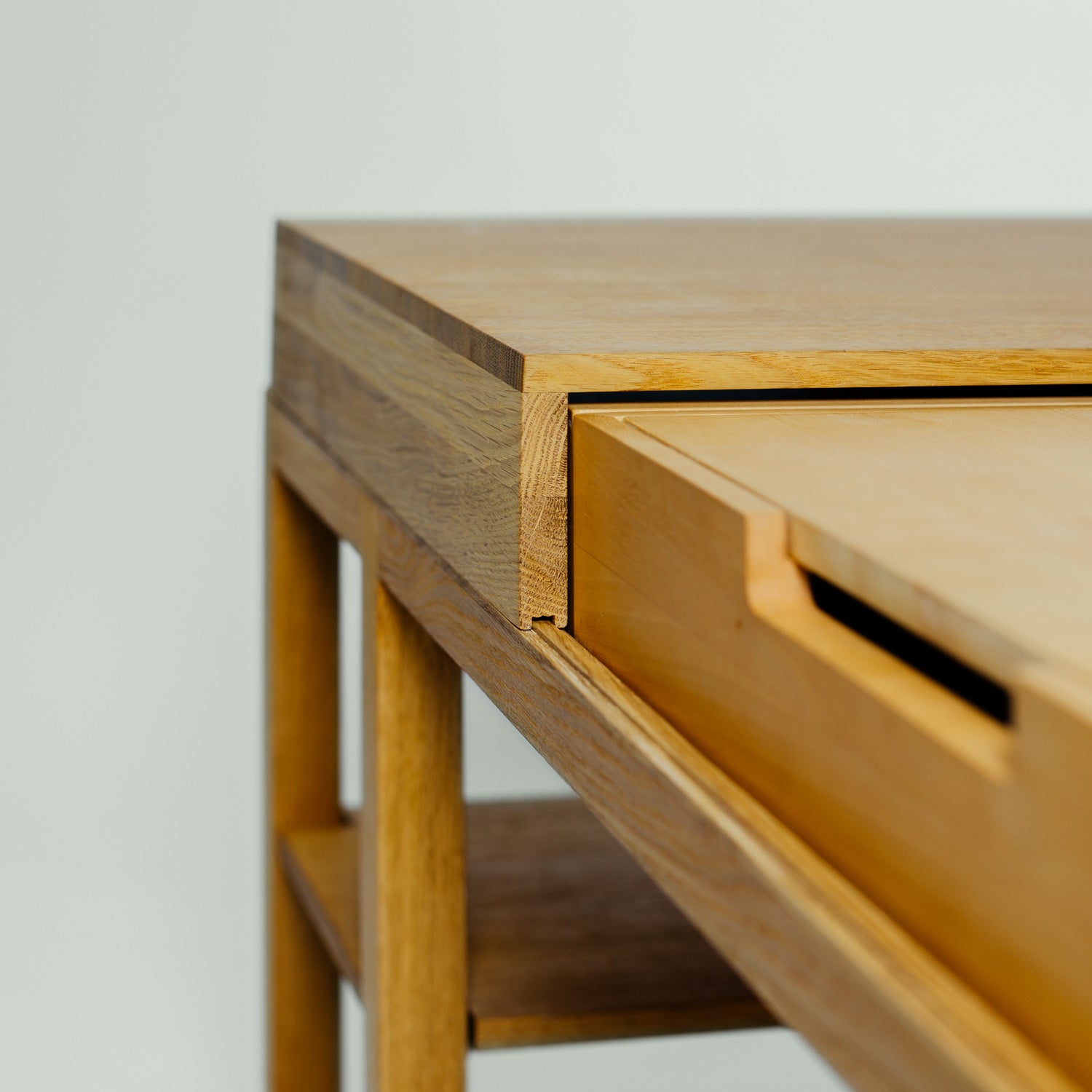 diagonale Nahaufnahme der beweglichen Eichenholzfläche des Multifunktionstisches "Din" von der Marke mimikry aus Leipzig