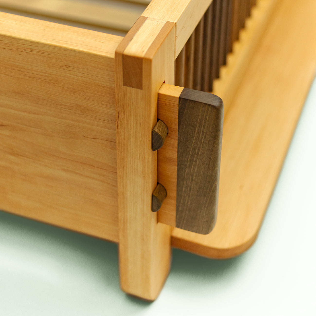 diagonale Draufsicht auf die schraubenlose Verbindung am Kopfteil des Bettes "Liam" der Marke mimikry aus Leipzig