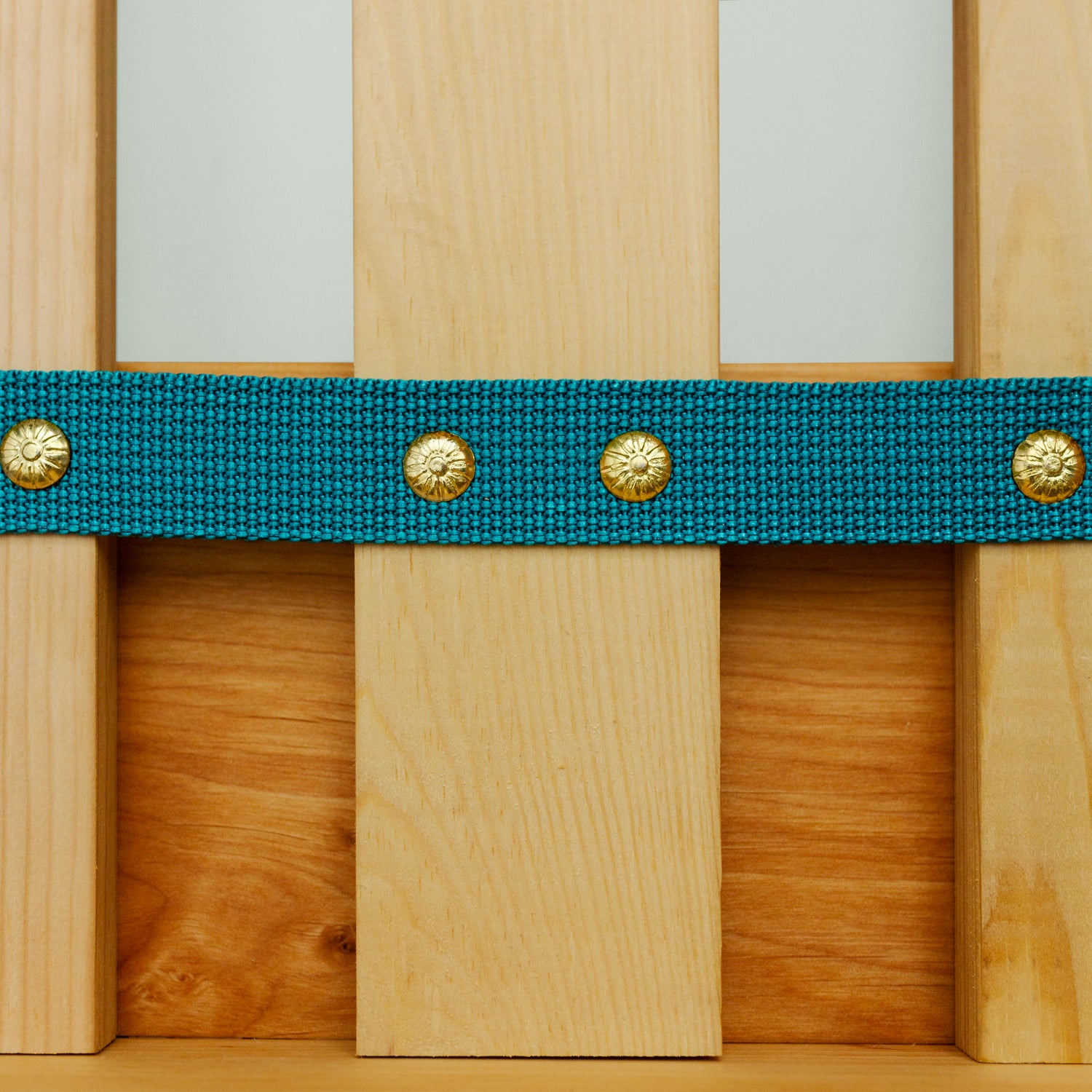 Nahaufnahme des handgefertigten Lattenrost für das Bett "Liam" der Marke mimikry aus Leipzig