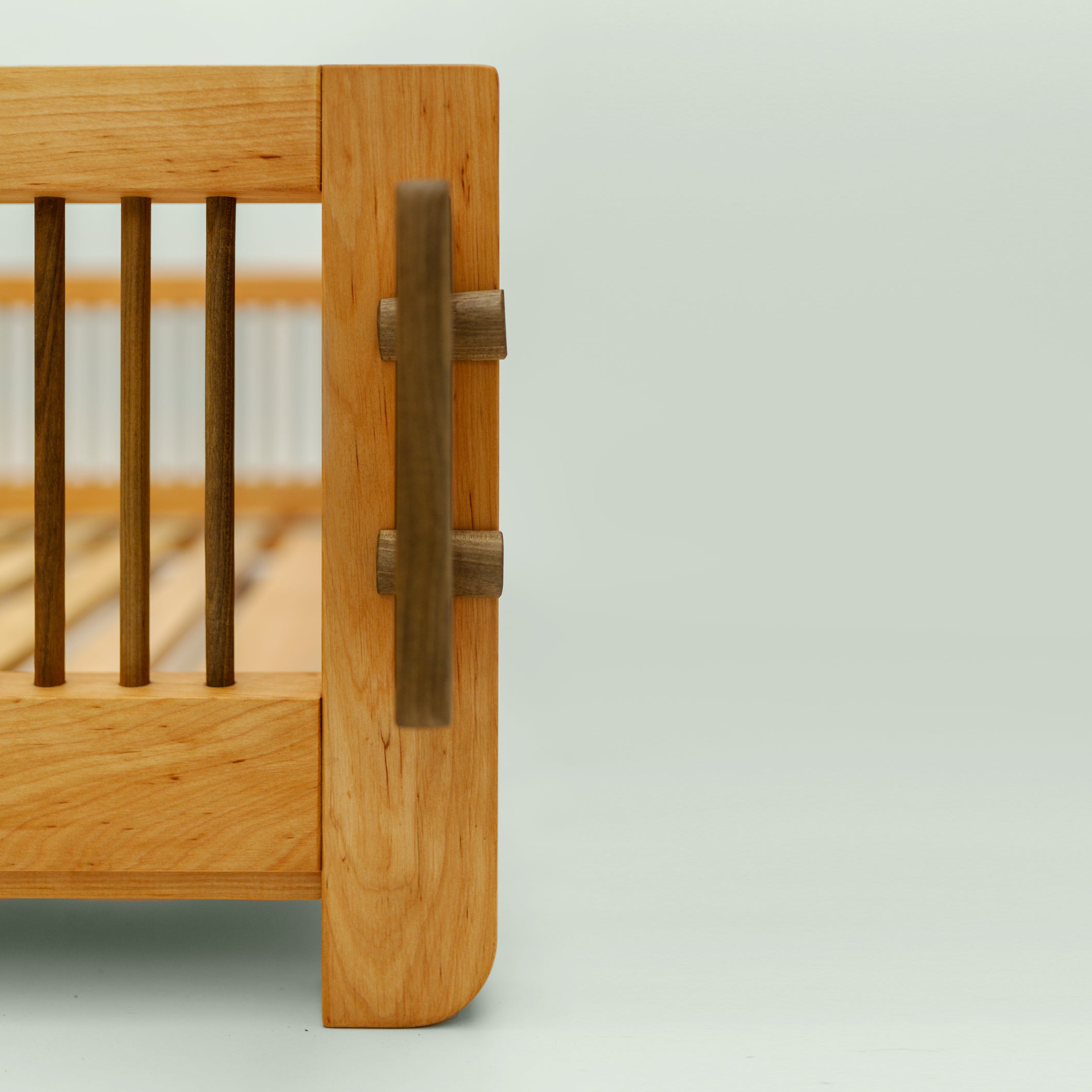 Kinderbett "Liam"  aus Holz - Erlen-,Wallnussholz 90x200cm