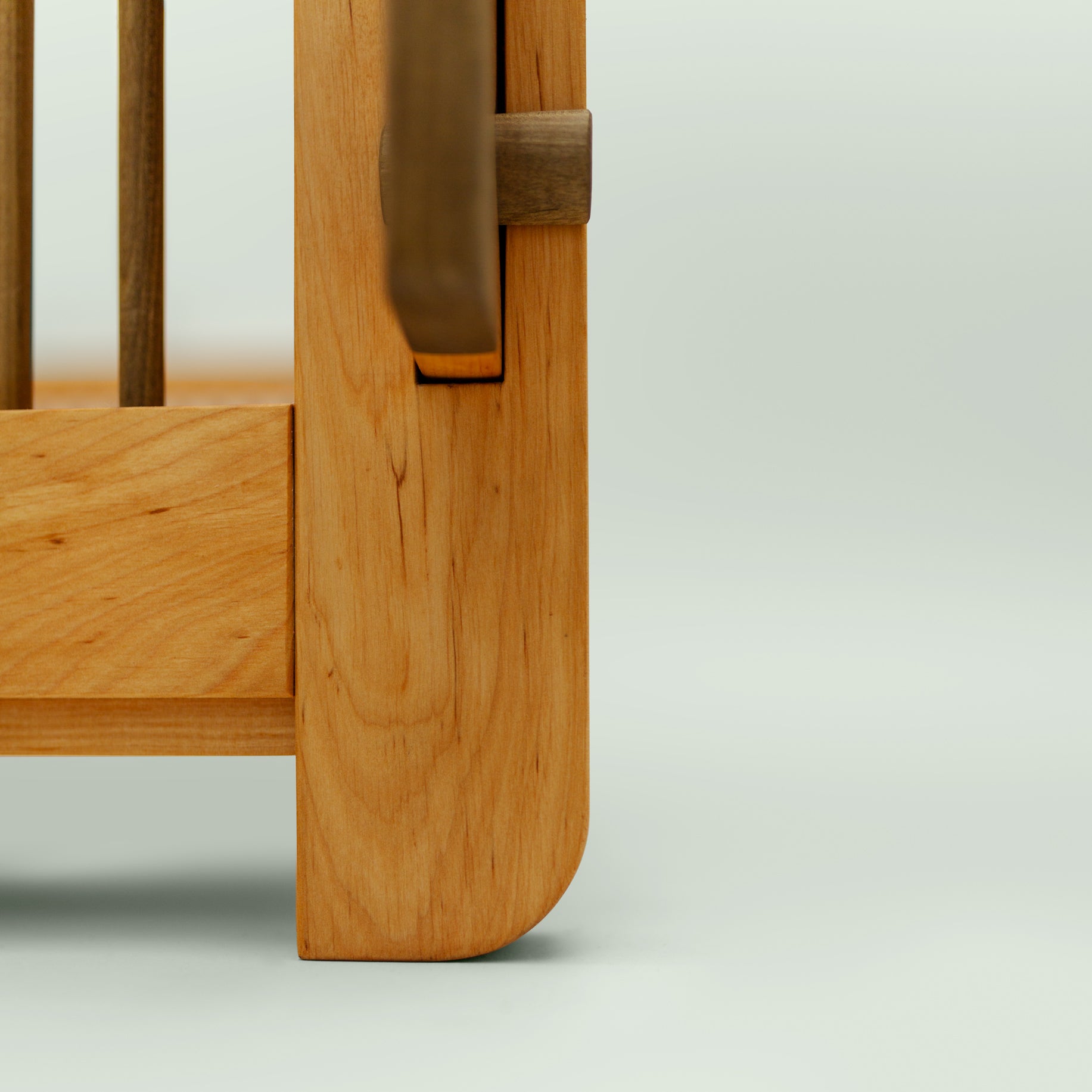 Frontale Detailaufnahme des Beines von dem Montessorie Vollholz Bett "Liam" der Marke mimikry aus Leipzig